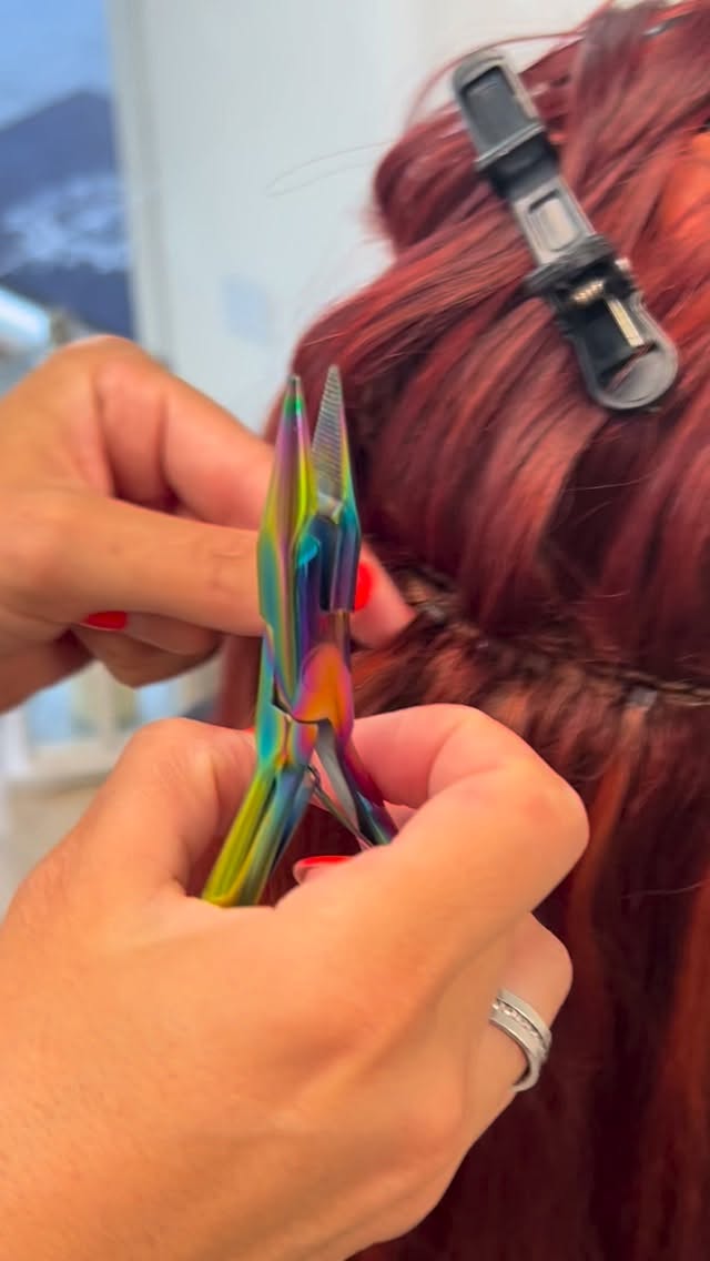 Manchmal sind es nicht einfach nur rausgewachsene Extensions.
Es ist dieses leise Gefühl,
dass dein Haar nicht mehr zu dir passt –
und du dich selbst nicht mehr richtig erkennst.
Genau hier setze ich an.
Mit meiner Lift-Technik bringe ich Struktur, Leichtigkeit und Balance zurück –
ohne alles neu zu machen, ohne Kompromisse.
✨ präzise gearbeitet
✨ natürlich angepasst
✨ so, dass man es nicht sieht – aber du es fühlst
Das ist keine schnelle Lösung.
Das ist Handwerk, Erfahrung und Gefühl.
Wenn du dir Extensions wünschst,
die gesund aussehen, perfekt sitzen
und sich wieder nach dir anfühlen:
👉 Buche deine persönliche Beratung bei Bel Hair Küsnacht.
Ich nehme mir Zeit für dich.
📍 Bel Hair
Rosenstrasse 6
8700 Küsnacht
#belhairküsnacht
#extensionszürich
#hairextensionsschweiz
#haarverlängerung
#haarverdichtung
lifttechnik
hairstylistzürich
zürichbeauty
küsnacht
healthyhairjourney