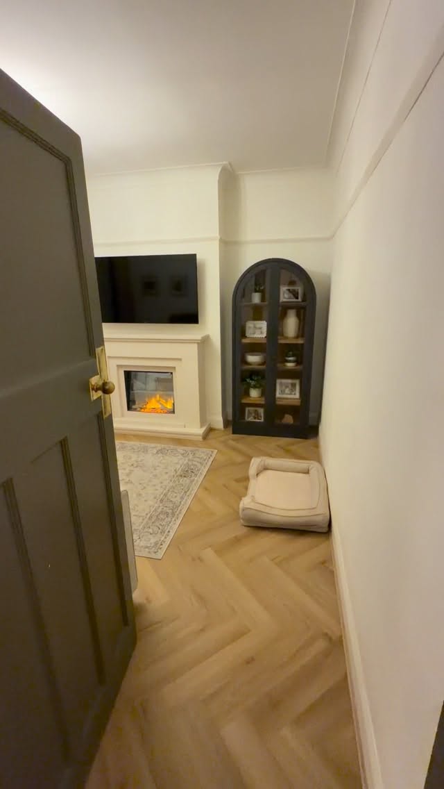 Dress Curtains with Double Pinch Pleat heading on a classic black curtain pole with ball finials curtains finished off with a black trim 🖤
.
.
.
#blinds #shutters #windowtreatments #homedecor #interiordesign #homeimprovement #plantationshutters #rollerblinds #venetianblinds #romanblinds #homerenovation #homedesign #interiors #residential #windowcoverings #decor #interiordecorating #luxuryhomes #softfurnishings #homeinterior #Liverpool #Liverpoolblinds #Merseyside