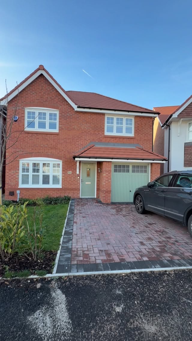 76mm hardwood shutters with hidden tilt fitted on a beautiful @castlegreenhomes orchard place 🤩
.
.
.
#liverpoolblinds #liverpoolshutters #liverpoolwindowtreatments #liverpoolhomedecor #liverpoolinteriordesign