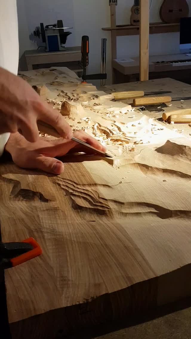 Le renard a traversé la neige, le vent aussi, et le paysage garde la mémoire de leur passage. #sculpturebois #tracesanimales #artetnature #mondesauvage #woodart