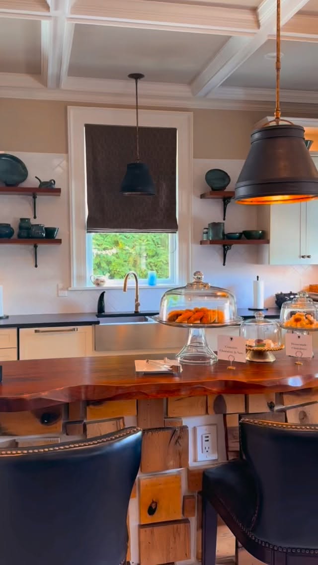 HPU Spring Break is February 23–27 🌸✨ Planning to stay in town? Turn the week into a staycation at Pandora’s Manor—where historic charm, cozy comforts, and a little extra relaxation make it feel like a true getaway (no flights required). Book your spring break escape and make the most of your week off.
#visithp #explorenc #boutiqueinn #springbreak #hpu