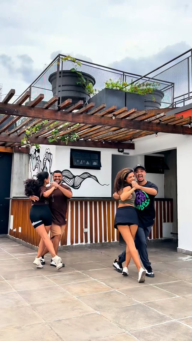 Sabe aquela dança gostosa, que dá vontade de ficar mais uma música?
Pois é. Dois casais de SP vêm entregar isso aqui pra gente @anierenatinho e @petyevanessinha 🥰🥰🥰
Ani: short samba preto e cropped marrom samba
Renatinho: oversized Blacksia marrom e bermuda areia
Vanessinha: top verde musgo cruzado
Pety: oversized Façam aulas
#bondedebaoanco