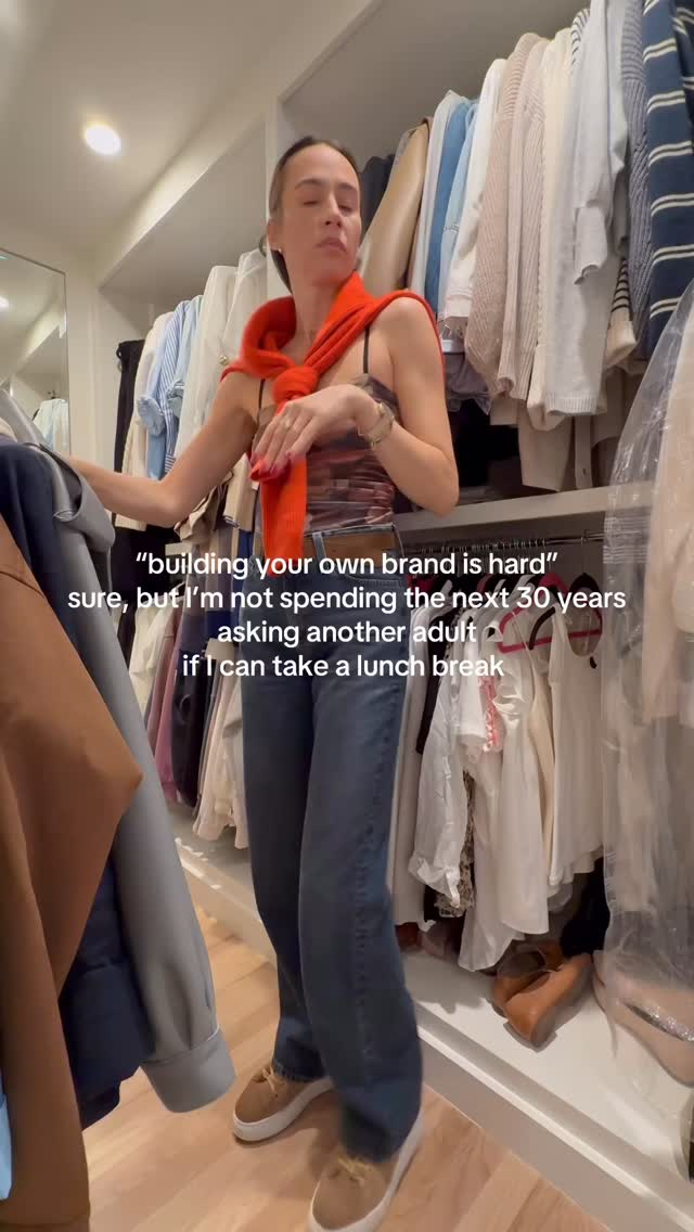 Who works better as their own boss?
—————————————-
#personalstylist #stylisttips #fashionbusiness #stylistcoach #stylistlife