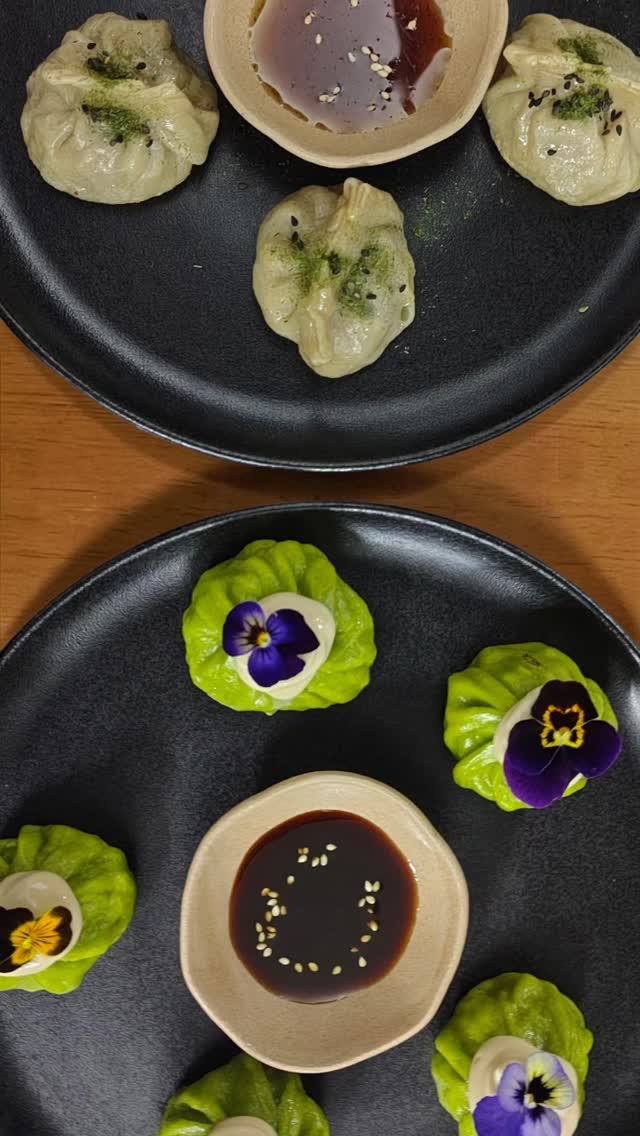 Plan de esta semana; de entrada ordenar gyozas y dumplings de langostinos. De platos fuertes: ramen Ramex, fideos al wok, y arroz cremoso de langostinos; y para cerrar un cheesecake de chocolate oscuro. Mejor imposible.
#restaurantesbogota #foodie #comida #planesbogota #comfortfood