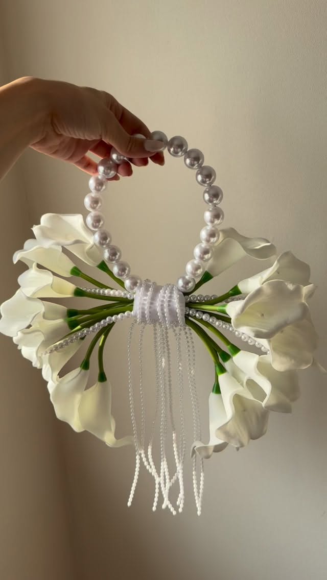 Pearls. Petals. Pure elegance. ✨
Link in Bio🤍
#bridalbouquet #modernbride #weddingbouquet #weddinginspo #pearlbouquet