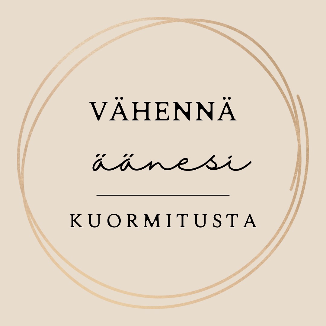 Nyt on arki kuumimmillaan (ainakin itselläni) ja äänelliset vaatimukset opetus- ja koulutustyössä ovat korkeat. Asiaa eivät auta parhaillaan jylläävät tautiepidemiat.
Itse olen mykoplasma-keuhkokuumeen sairastettuani ja nyt yli 4 viikkoa jatkuneen yskän myötä joutunut toden teolla katsomaan peiliin ja pohtimaan omaa äänenkäyttöäni ja ennenkaikkea sitä, voisiko äänenkäytön kuormitusta järkevöittää.
Jos sinulla ääni kuormittuu, käy läpi ainakin nämä rasitusta keventävät keinot:
🌱 puhumisen/laulamisen riittävä tauottaminen
🌱 jatkuvan voimakkaan äänenkäytön välttäminen
🌱 äänenkäyttö-ympäristön optimointi
🌱 rykimisen välttäminen
🌱 äänenvahvistimen käyttö
Iloa valoa ja äänen jaksamista meille kaikille!
Ja jos tarvit jeesiä oman äänen kanssa, laita viestiä tai kurkkaa Äänikaupan apuvälineet hyvinvoivempaan ääneen 💚