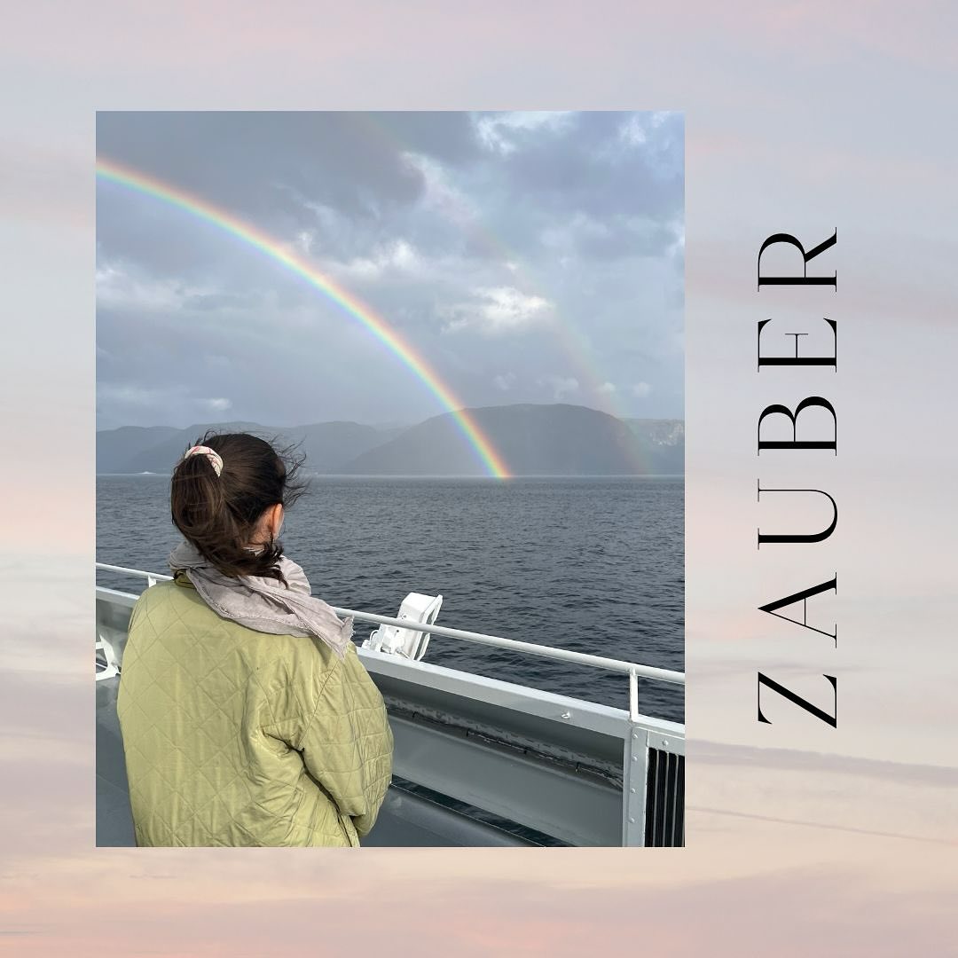 Unsere Geburt, unser Leben, unser Sterben und unser Tod.
Jeder dieser Momente, jede Zeit, die wir durchleben, gehört zu uns.
Alles, was uns betrifft, ist vor allem eines - individuell.
Das, was wir fühlen und das, was wir uns wünschen, kann uns von niemandem abgesprochen werden. So sind wir alle Zeit unseres Daseins Menschen, die Entscheidungen treffen, von denen wir meinen, sie seien richtig für uns.
Mal gehen wir hinauf, mal hinunter,
mal halten wir die Kostbarkeit des Augenblicks fest in unseren Händen,
mal sind wir von dessen Vergänglichkeit überwältigt,
mal entscheiden wir uns für die Dunkelheit, selbst wenn die Helligkeit zum Greifen nah ist.
Ausschlaggebend ist, dass wir genau so handeln, wie es uns unser Herz, unser Verstand oder unser Gefühl nahelegen.
Wieso nicht auch dann, wenn wir mit dem letzten Kapitel unseres oder anderer Leben konfrontiert sind? Das Sterben und der Tod folgen genauso wenig wie die Geburt und das Leben selbst irgendwelchen Regeln. So steht es uns also im besten Fall völlig frei, wie wir mit all dem, was uns während dieser Zeit begegnet, umgehen.
Und wenn wir diese Freiheit mal nicht entdecken, können Menschen an unsere Seite treten, die das tun, was wir in diesem Moment brauchen.
Auch ich. Wenn ihr also möchtet, begleite ich euch während dieser Zeit,
finde Worte, die ihr gerade nicht aussprechen könnt oder möchtet,
und bin für euch das, was ihr gerade braucht -
eine Ruheinsel, eine Schulter, eine Motivatorin, eine kurze Wegbegleiterin oder einfach jemand, der euch zuhört.
Vergesst nicht: Das Leben ist bunt mit euren Lebenslinien. Wir haben die Wahl, wie wir sie weiterschreiben.