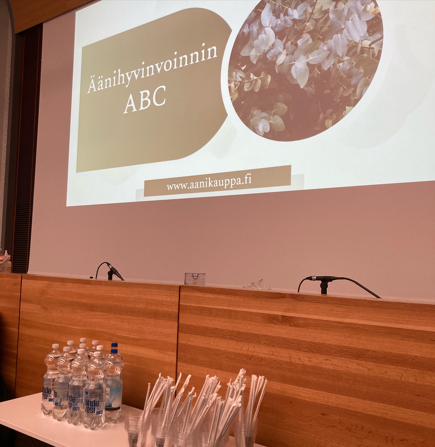 Eilen koulutin Pirkanmaalaisia opettajia äänihyvinvoinnin teemoista. Puhuttiin mm. Levon, nesteytyksen ja äänitekniikan merkityksestä äänihyvinvoinnille. 🫶
Kiitos ihanat, aktiiviset osallistujat mukavista koulutushetkistä!