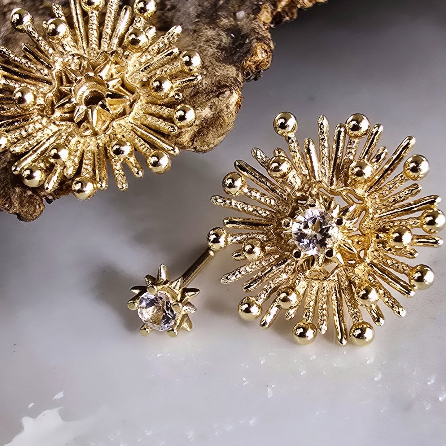 An earring jacket is a versatile accessory that can transform your favorite stud earrings into something extra special. It's a decorative piece that slides onto the post of your earring, adding extra elegance around your earlobe.
Think of it as jewelry for your jewelry; a stylish upgrade that gives your studs a completely new look!
Our solid gold Sunburst Earring Jacket is the perfect compliment to any petite diamond or gemstone stud.
Also available in Sterling Silver and gold Vermeil (i.e. sterling silver plated in heavy 18k gold).
Order by Dec 17th for guaranteed delivery before Christmas (🇹🇹 customers only).
Find them @ www.josannemark.com