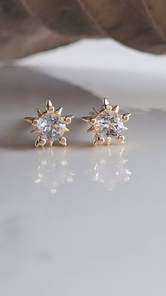 Toooo cute! 14k gold and peach morganite Sunstar Stud Earrings. A gift that's a sweet blend of elegance and charm.
Get it now, @ www.josannemark.com
#josannemark #finejewelry #luxuryjewelry #natureinspired #studearrings #goldstuds #christmasgifts