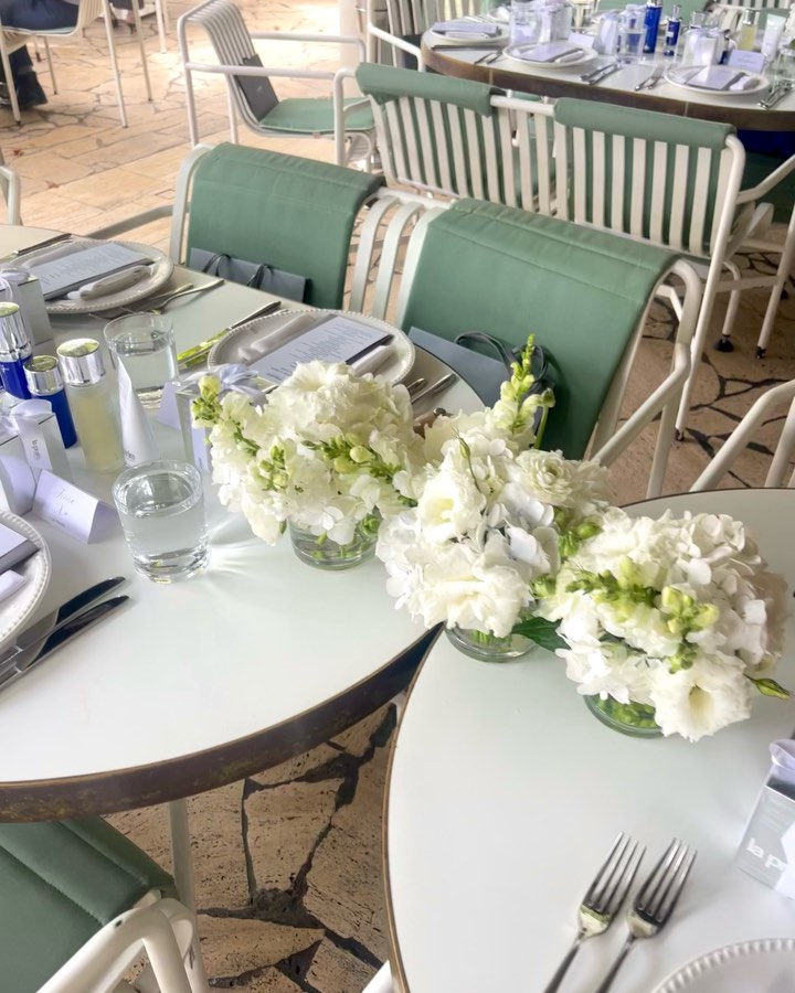 Fresh white florals for @laprairie festive luncheon @hellenika this week