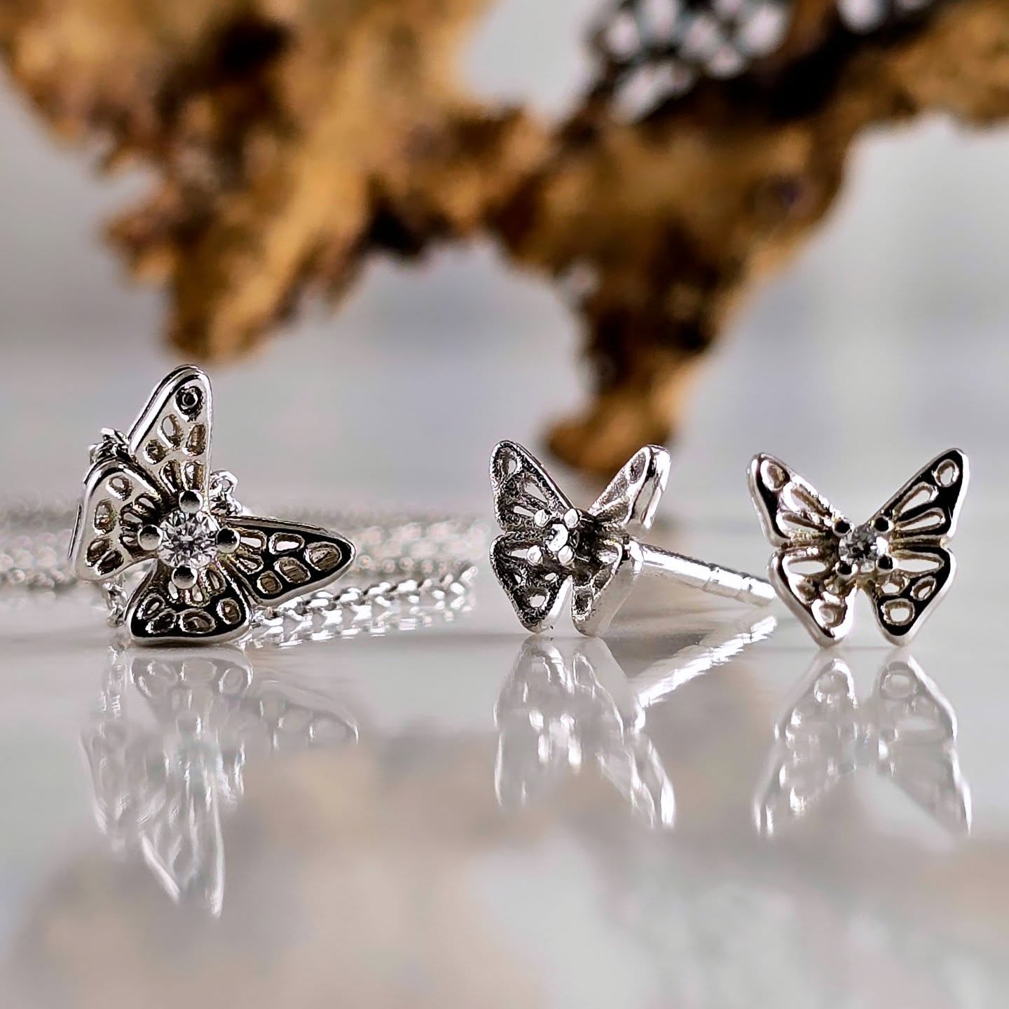 14K white gold and natural diamonds for the lover of understated elegance and a hint of whimsy! 🦋
Chase these butterflies at www.josannemark.com
#josannemark #finejewelry #goldjewellery #luxuryjewelry #caribbeaninspired #handmadejewelry #whitegold #whitegoldnecklace #whitegoldstuds #butterflyjewelry