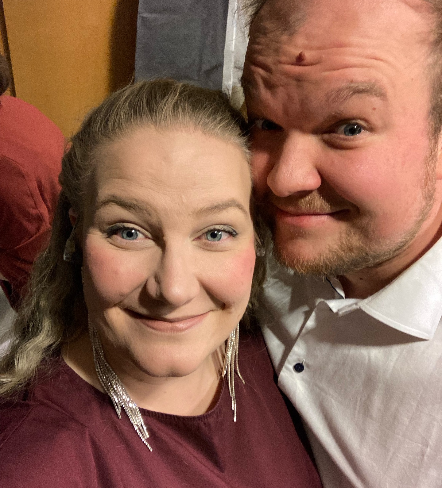 Radiossa kysyttiin multa taannoin, että mitä harrastan. Mulla työ ja harrastus on sekoittunut niin vahvasti, etten oikein tiedä mitä harrastan, enkä osannut vastata mitään 🙈 Mutta se on varmaa, että, kun päästään mun rakkaan puolison @joonavallenius kanssa yhdessä keikalle, tuntuu se ihan harrastamiselta, vaikka töitä tehdäänkin ❤️
Tämä huippulahjakas mies on myös tekniikka mun podcastjaksojen takana! Hän on mahdollistanut jo nämä yhtä vajaa 40 Ääniystävä-podijaksoa 🙏🏻❤️
Muistin kyllä sitten raadiolähetyksen jälkeen, että onhan mulla työn ja musiikin ulkopuolisiakin harrastuksia, joita rakastan: sisustaminen ja pihan laitto ja metsäpolkujen kulkeminen ❤️❤️❤️