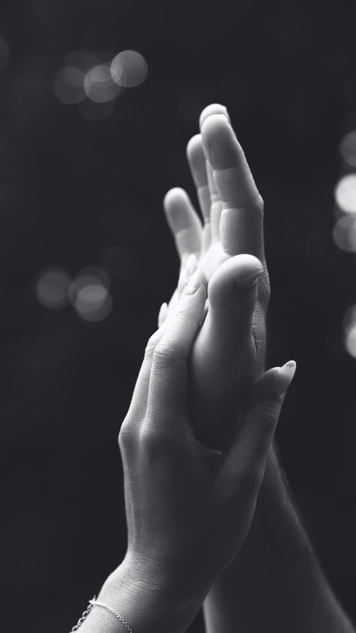 D A N K E ♥
Wow, was für es Johr! ✨ Mini „Saison“ isch schu sitme Momentli verbi und i ha sit döt chlei Zit gha zum alles chennä Revue passierä loh. I han huufä neui Lüt dörfä kännelernä und vieli schöini, zauberhafti und emotionali Momänt erlebt. Es isch es Johr mit vielnä Uufs & Abs gsi - zwüschet himmelhochjauchzendä Glüggsgfühl und kaputtmachendä Selbstzwiefel, zwüschet puurer Fröid und erschöpfende Zitä. Alles hät‘s bruucht und i bi für jedi Minutä und jede nuch so chlinä Moment unendlich danggbar. Danggbar, dassi vieles unbeschwert han dörfä erlebä, dassi vieli Mänsche han dörfä glücklich machä mit minerä Arbet und eifach für jede einzelni magischi Augeblick woni ha dörfä erlebe & im beschtä Fall au mit minerä Kamera han chönne feschthaltä. 🤍
DANGGÄ allnä, wo mi immer unterstützed, wo mi fiiret für mini Arbet, wo mine Ideeä Ruum gäbet, wo mi witerempfehlet und natürli au es grosses MERCI ah alli mini Liäblingsmänsche, wo immer do sind, wo säget wenni wieder uf mi luege und ufpassä sell, wo ehrlich sind und wo alles immer liked & kommentieret. 😂🤍
Das Reel zeigt en chliinä Ibligg i all diä schöinä Momänt, woni mit EUCH han dörfä erlebä. Es zeigt Momänt wo jetzt für immer bliebe wärdet. 🤍
Hebet öi fescht Sorg, lueget öi und all öinä Liäbschte guet und hey i fröi mi uf nögscht Johr und bi gspannt, wer i alles vor dä Linsä ha wirdä! 🤍
Cheers to you all 🥂✨
Corina