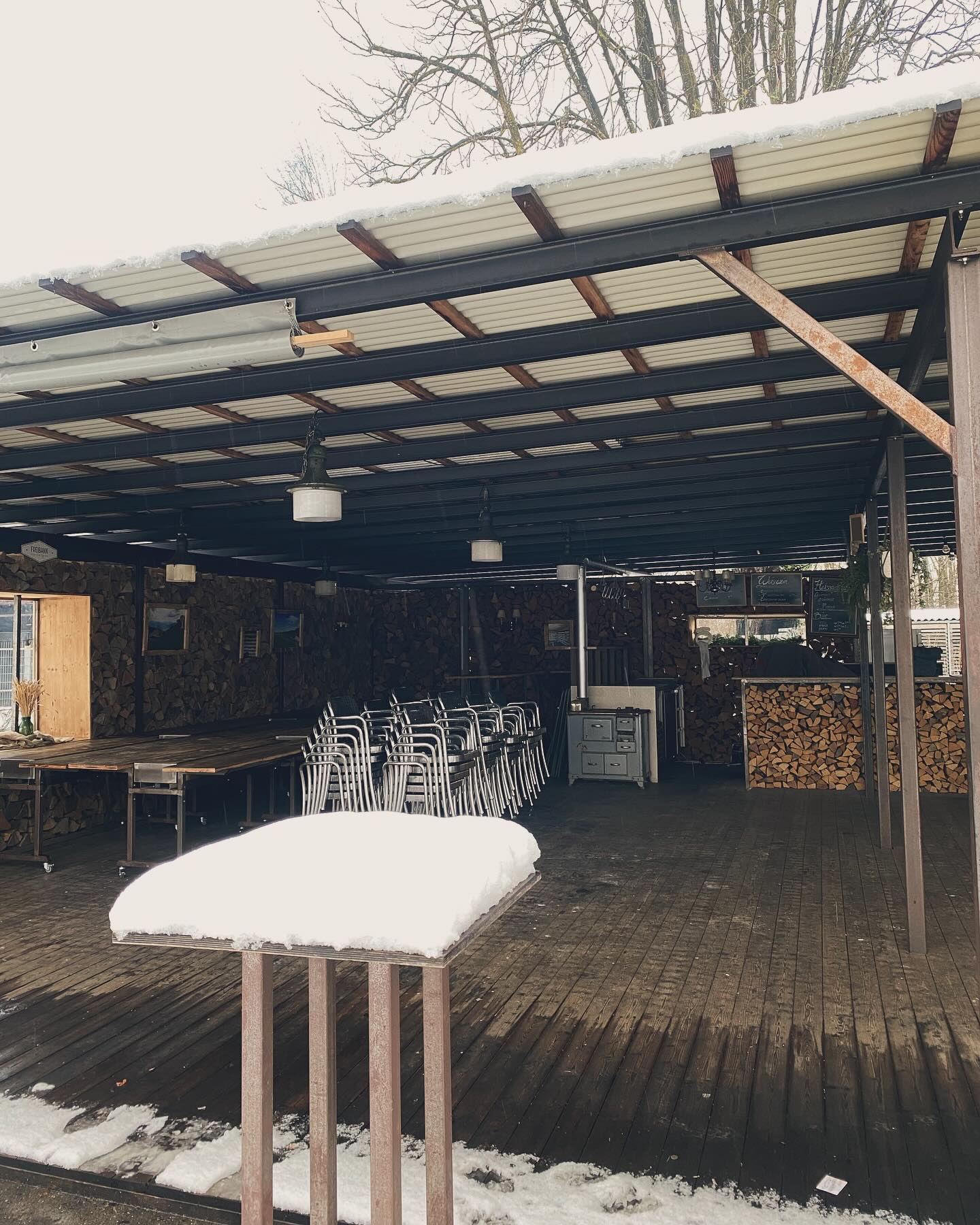 Betriebsferien
Liebe Freunde der Freibank, wir bedanken uns für ein tolles 2024!🙌 Vielen Dank für eure zahlreichen Besuche und die grossartigen Momente, die wir mit euch erleben durften!🎉
Wir machen von Heute, 23.12 bis zum Sonntag, 05. Januar 2025 Betriebsferien!
Wir freuen uns schon jetzt auf das Neue Jahr und wünschen euch ganz schöne & erholsame Feiertage!🍻
#freibankbern
#wankdorfcity
#ferien
#eatlocal
#drinklocal