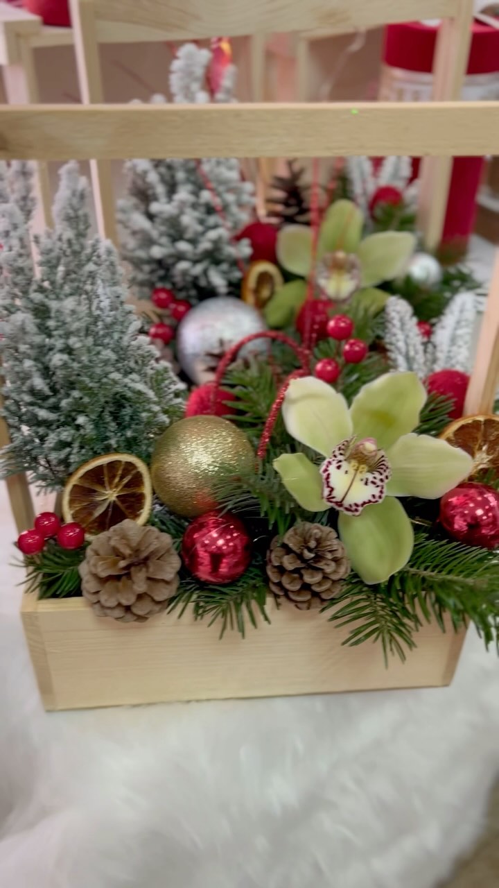 Christmas vibes in our flower shop🎄