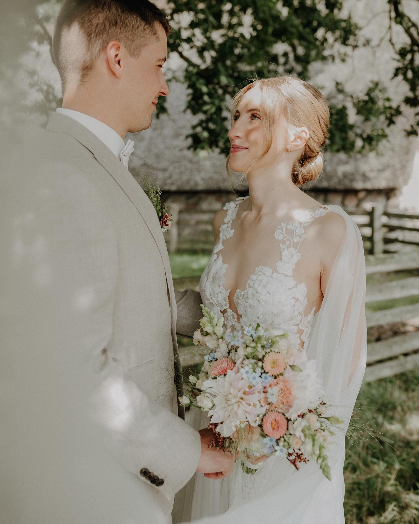 Dieses Paar-Shooting mit First Look war so wundervoll und einzigartig! Und auch die Location war ein Traum! 🤍
Was wäre eure Lieblings-Location für einen First Look? 🤍