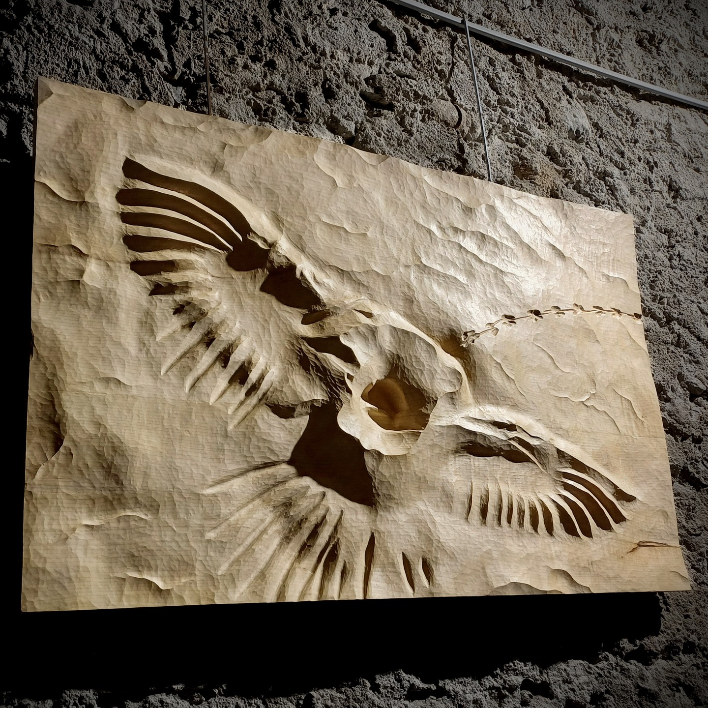 Trace laissée sur la neige d'une attaque d'un rapace nocturne sur un petit rongeur.
Sculpture en érable - 1000 x 600 x 60 mm