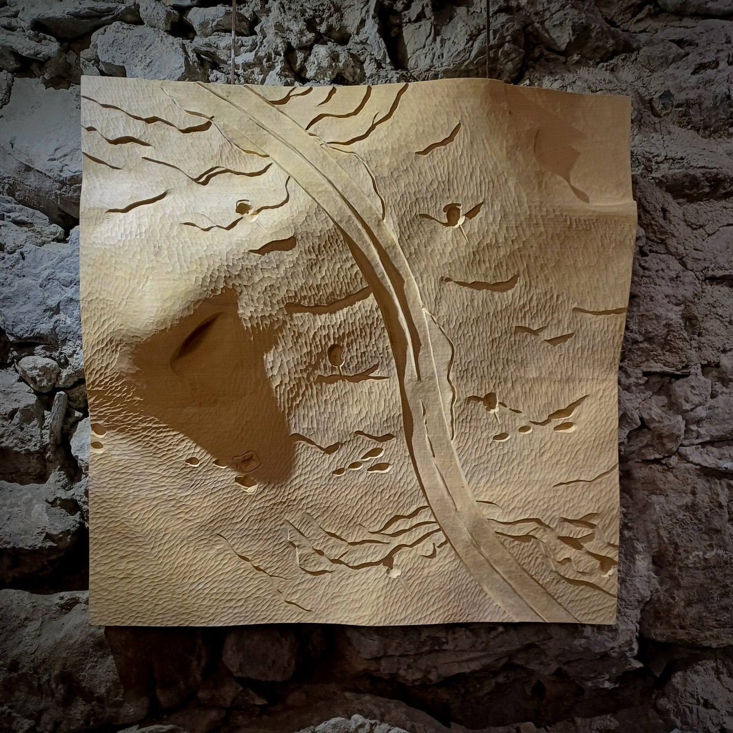 Zone de rencontre, différée, entre un lièvre et un skieur de randonnée pendant sa montée.
Sculpture en érable - 650 x 650 x 110 mm