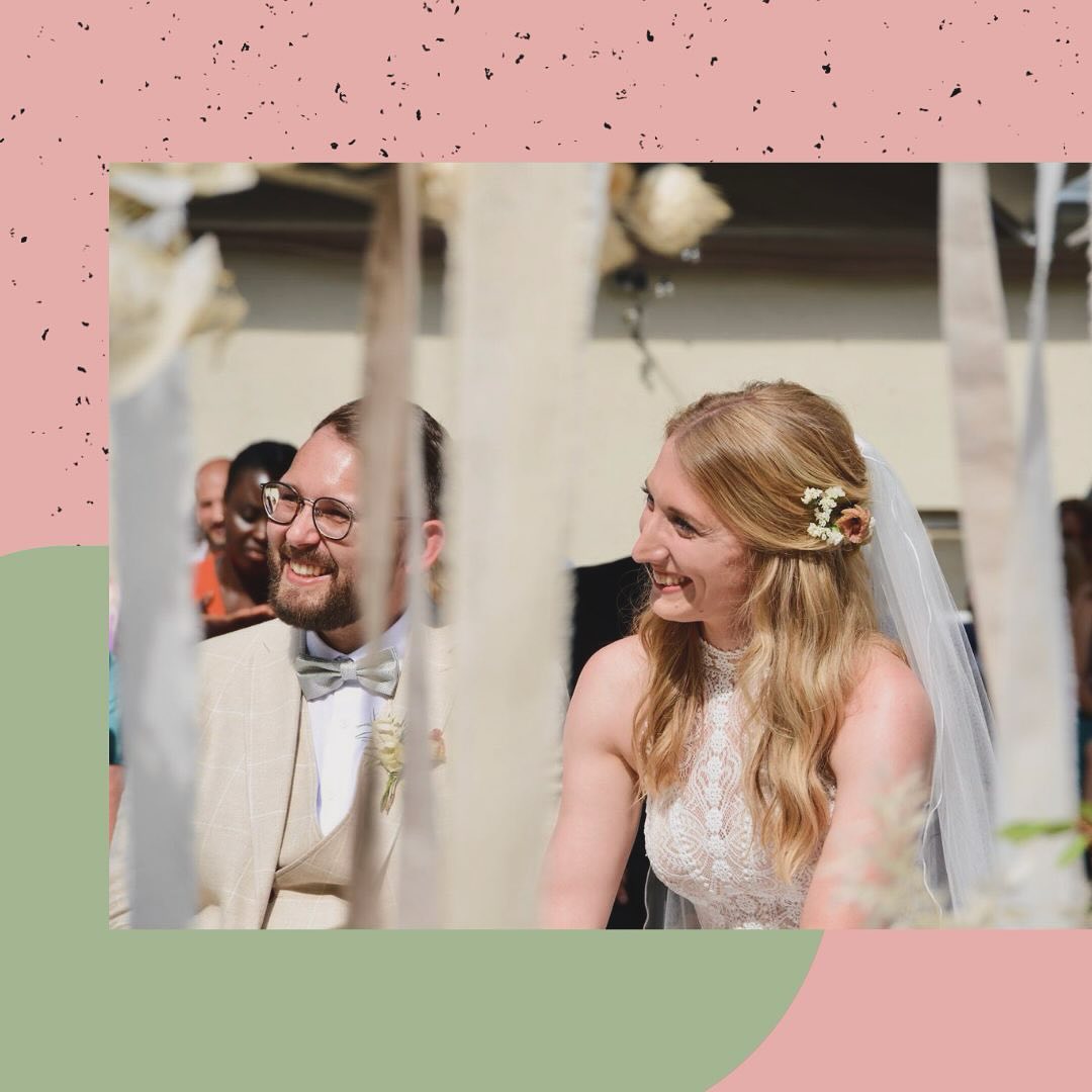 Und zack, ein Zwölftel dieses Jahres ist gelebt. Würdest du ein Resümee für den vergangenen Monat ziehen wollen - welches wäre es?
Für viele von uns nahm der Alltag blitzschnell seinen Lauf. In einem Strudel der vorrüberziehenden Tage, mit oder ohne Erfüllung (nicht) vorhandener Vorsätze, fühlt sich das Jahresende ähnlich fern wie die letzten wirklich warmen Sonnenstrahlen an. Fast wie eine andere Zeit.
Aber ich sag euch was: Auf Zeiten zu blicken, die so vergangen scheinen und uns doch so nah sind - das mag ich. Denn für mich hält der Blick nach hinten immer etwas Wertvolles bereit, unabhängig davon, ob er Schönes oder weniger Schönes in den Fokus nimmt.
Falls du Lust hast, lass dich deshalb in den nächsten Zeilen auf eine Reise in meinen Blick mitnehmen. In meinen Blick auf eine außergewöhnliche Sommer- und Winterhochzeit zugleich.
Da predige ich allen, die mir im Rahmen meiner Selbstständigkeit begegnen, immer: „Ich mache wirklich alles mit.“
Und kurzerhand finde ich mich mitten im August wieder, wie ich im Sommerkleid ein Christbäumchen mit außergewöhnlichen Anhängseln schmücke. Ob das der Interpretation meiner Aussage entspricht, darfst du jetzt selbst entscheiden.
Aber ich fange von vorne an. Nämlich bei Adam & Eva, bzw. bei Nora & Peter. Erstere nenne ich an dieser Stelle nicht ohne Grund, denn ihr zwei, puuuuuuh - hätte die romantische Liebe von jemanden erfunden werden müssen, bin ich mir sicher, dass ihr einen wesentlichen Beitrag dazu beigesteuert hättet.
Während wir an eurer Trauung also im Stil eines Jahresendes zusammen eine Rückschau auf eure vergangenen Jahre sowie eine hypothetische Vorschau, auf das was kommen mag, warfen, führtet ihr allen Anwesenden mindestens eine Sache ganz eindrücklich vor ihre Augen: DAS Thema bei euch sind alle gefühlten Gefühle.
⬇️