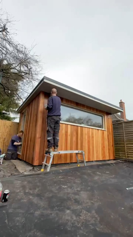 Treating this Western Red Canadian Cedar to the good stuff with @osmo_uk UV stabilising oil 🪵
#readgardenrooms #GardenRoom #gardeninspo #cedarcladding #cedar #cladding #bespokebuilding #norfolk #suffolk