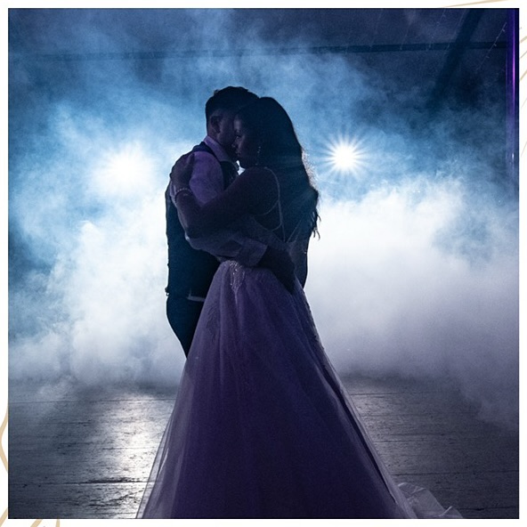 ✨ Une première danse comme dans un conte de fées… Sous les lumières enchantées de notre château, l’amour écrit sa plus belle histoire. 💫💍
📍 Pour un mariage magique : @lechateaudenans
📞04.42.18.00.00
#MariageDeRêve #ChâteauFéerique #OuvertureDeBal
#chateaudenans #mariage