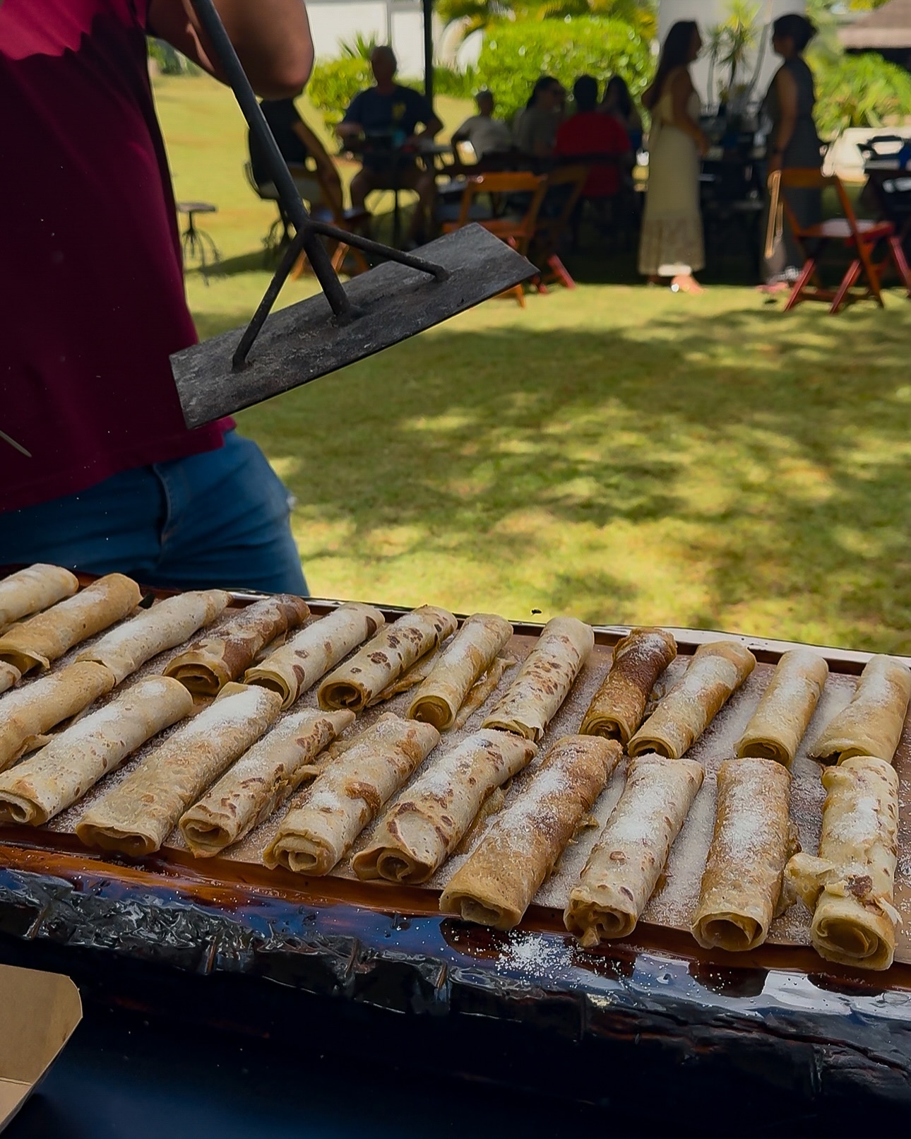 Participar de momentos únicos e especiais como esse é sempre gratificante! 🍖🔥 O cardápio escolhido pelo Alexandre para celebrar seus 50 anos foi um verdadeiro sucesso, com deliciosas entradas, guarnições, saladas e sobremesas que tornaram a experiência ainda mais completa. As fotos falam por si!
Quer um churrasco impecável para o seu evento? Entre em contato e monte o seu cardápio personalizado! Também oferecemos serviço de buffet com garçons, para deixar sua celebração ainda mais especial!
📲 Raony Bufalieri ➡️ (43) 99909-6652
▫️E, como sempre, as tábuas da @rockwood_marcenaria de extrema qualidade e sofisticação presentes em nossos eventos, garantindo um toque impecável à apresentação!
Eu e minha equipe esperamos por você!
No seu próximo churrasco! 👊🏻