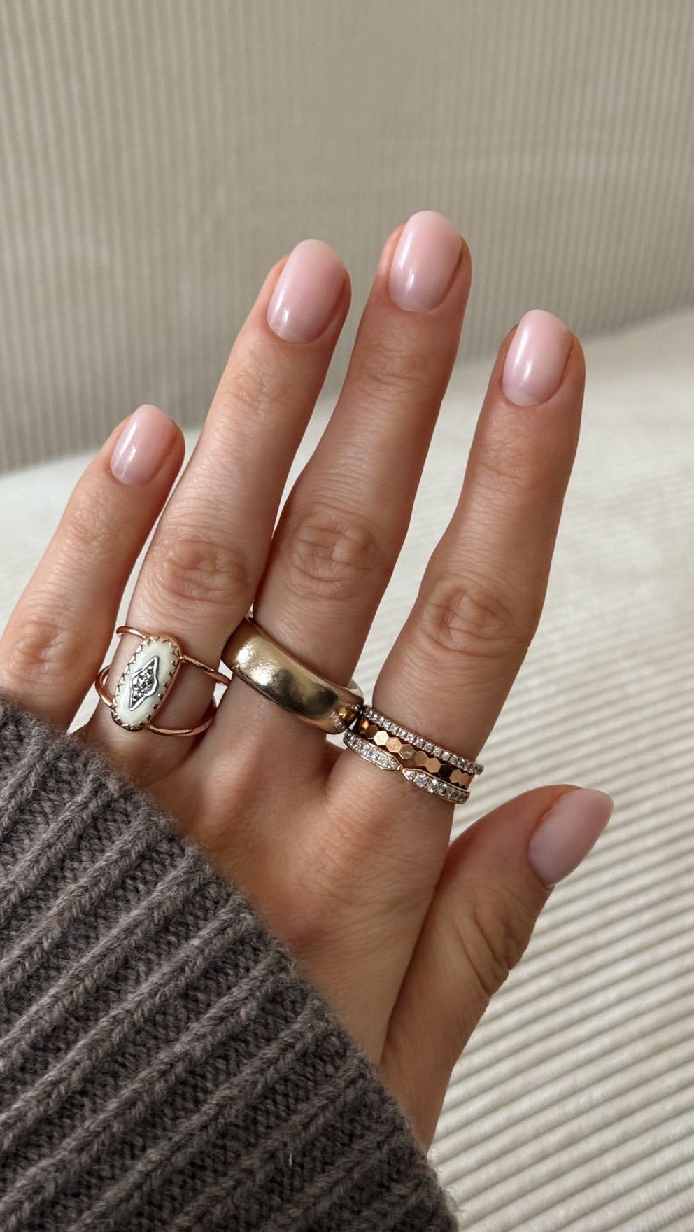 Un instant rien que pour vous, où beauté et détente se rencontrent. ✨ Réservez votre manucure russe et offrez à vos ongles l’élégance qu’ils méritent ! 💅🏼
Merci beaucoup à @lapetitebibliotheque pour cette incroyable vidéo 🫶
#manucurerusseparis #manucurerusse #manucureparis #русскийманикюрпариж #маникюрпариж #onglesparis #onglesparfaits #perfectnails #hailybiebernails #vernissemipermanentparis