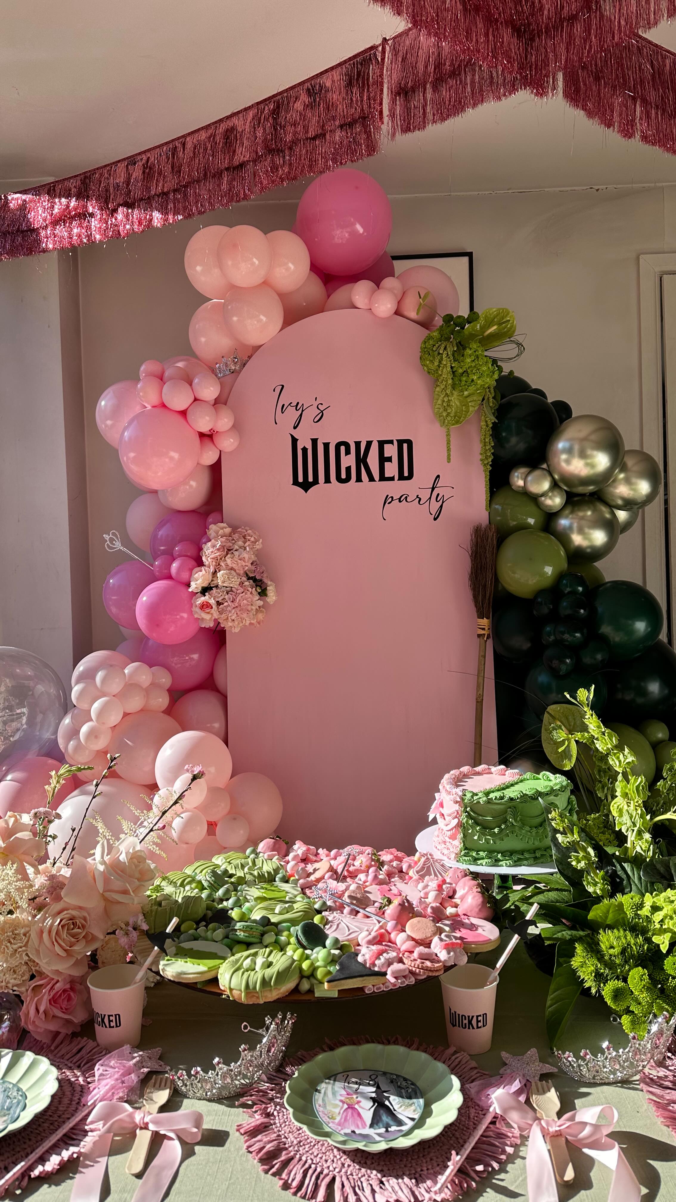WICKED theme with all the extras 🩷🌸💚
The most beautiful set up with help from the most talented suppliers ✨
@appleblossomflowers_ beautiful fresh blooms bringing the theme to life
@stargrazingco the most insane Wicked themed 50cm sweet board
@michelles_makes_ for all our bespoke extras party bags to plate toppers
@thepinkcooker the most gorgeous split cake
@proballoonshop always coming through with the best @kalisanballoons @gemarballoons @sempertex
@merimeriparty beautiful garlands and plates
@amber_signs for our bespoke vinyl
@wickedmovie @wickeduk
#wickedthemedparty #wicked #wickedmovie #wickedparty #wickedpartyideas #wickedpartytheme #wickedfilm #universal #setdressing #partyplanning #gardenparty #luxepicnic #picnicathome #homeparty #kidspartyidea #kidsparty #bespokeparty #partystyling #merimeri #baloongarland #hertfordshirekidsparty #glindaparty #herfordshiremums