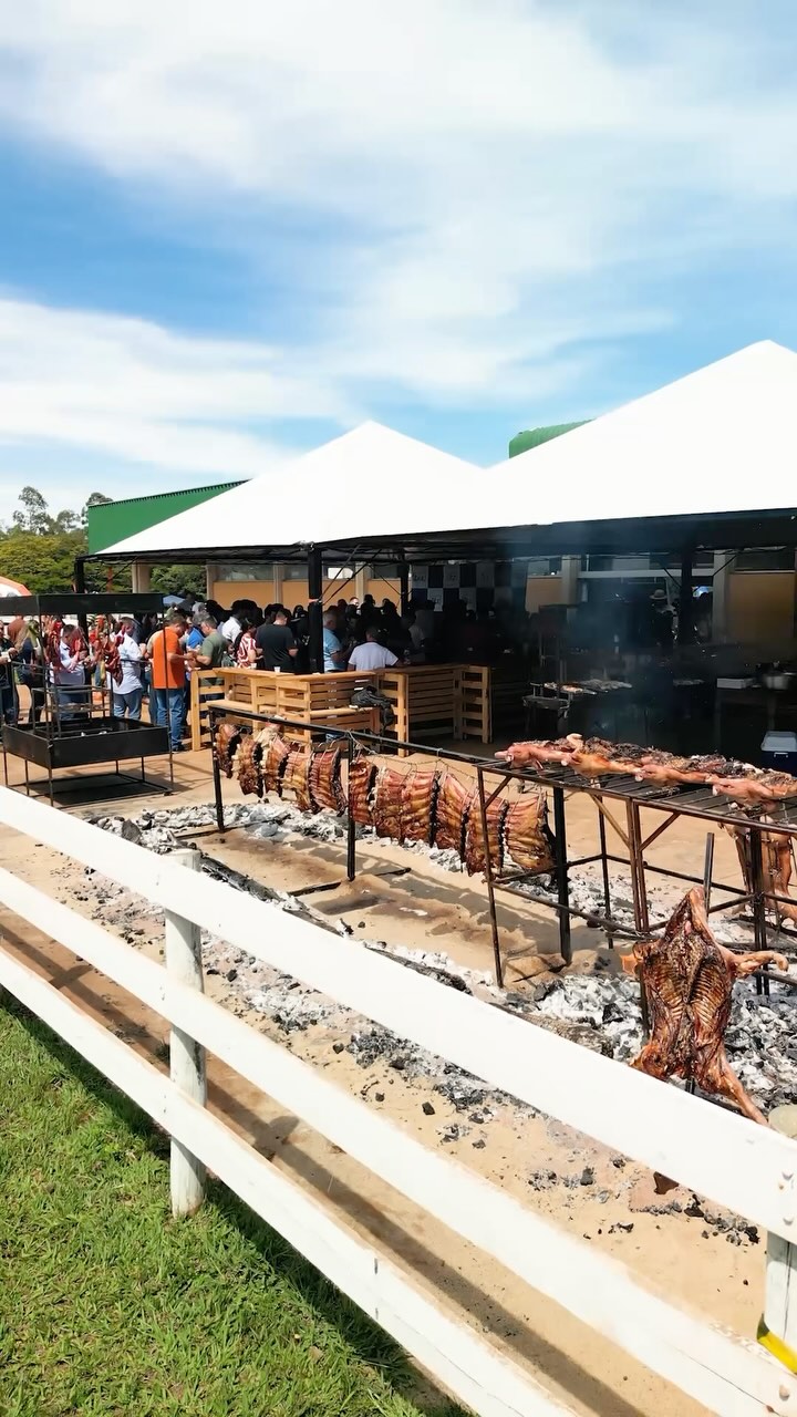 Que honra fazer parte desse grande evento para a Jagua Frangos! Foram mais de 600 pessoas presente no IntegraAgro desfrutando do melhor churrasco!
Obrigado pela confiança! @grupo.btz @jaguafrangosbr
Nosso time entrega uma experiência completa, com churrasco convencional, fogo de chão, Pit Smoker, Parrilla Argentina, Varal de carnes e legumes, além de deliciosas entradas, guarnições, saladas e sobremesas!
Atendemos todos os tipos de eventos, sempre com qualidade e dedicação!
📞 Para orçamentos e informações:
(43) 99909-6652 – Raony Bufalieri
Espero você no seu próximo churrasco! 🔥