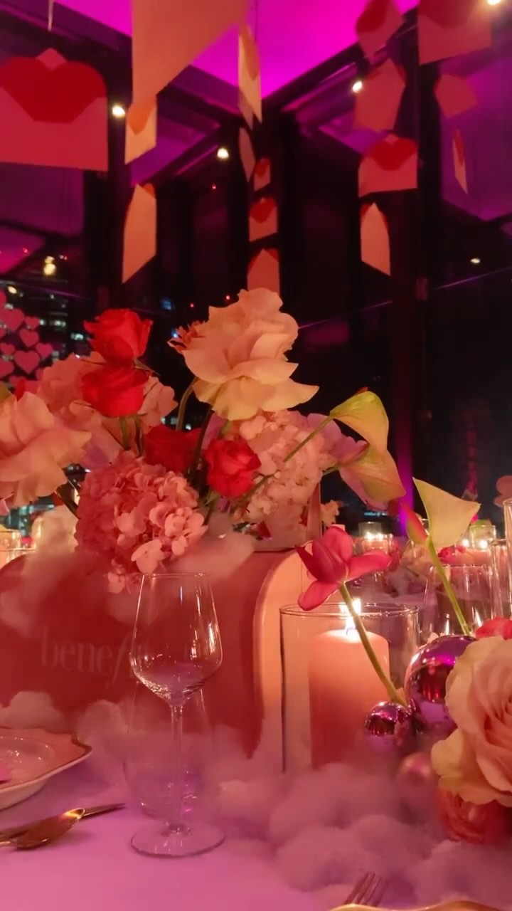 F R E I N D S • G I V I N G
The 2nd year creating magic with @madeupltd @madeupltdfabrications for @benefitcosmeticsuk Friends Giving and the vision was perfection 💞💌🌸
What a moment we created with Laura @charlesandfaye it was one to remember @onehundredshoreditch and the views across London were incredible 💄💞🌸💌
Laura @charlesandfaye your flowers were…. Just wow 🌸
Thank you @michelles_makes_ for creating the bespoke envelopes with such detail 💌
@sarahjayne_studio coming through with the wax seals 💕
So lovely to meet new people too, @imagination.displays those heart vinyls, just dreamy💓
L O V E D 💄
#setdressing #benefitcosmetics #benefitmakeup #tablescapes #tabledecor #friendsgiving #thanksgiving #luxemoments #eventplanneruk #christmasdecor #bespokemoments