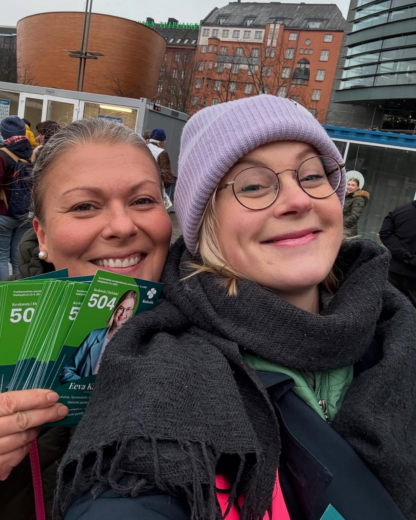Vaalien ekat kampanjoinnit Narinkkatorilla ja olipa taas mukavia kohtaamisia ihmisten kanssa. Kiitos myös ihana @mykkas_riikka kampanjointituesta! 🙏🏻🥰 #kuntavaalit #keskusta #helsinki