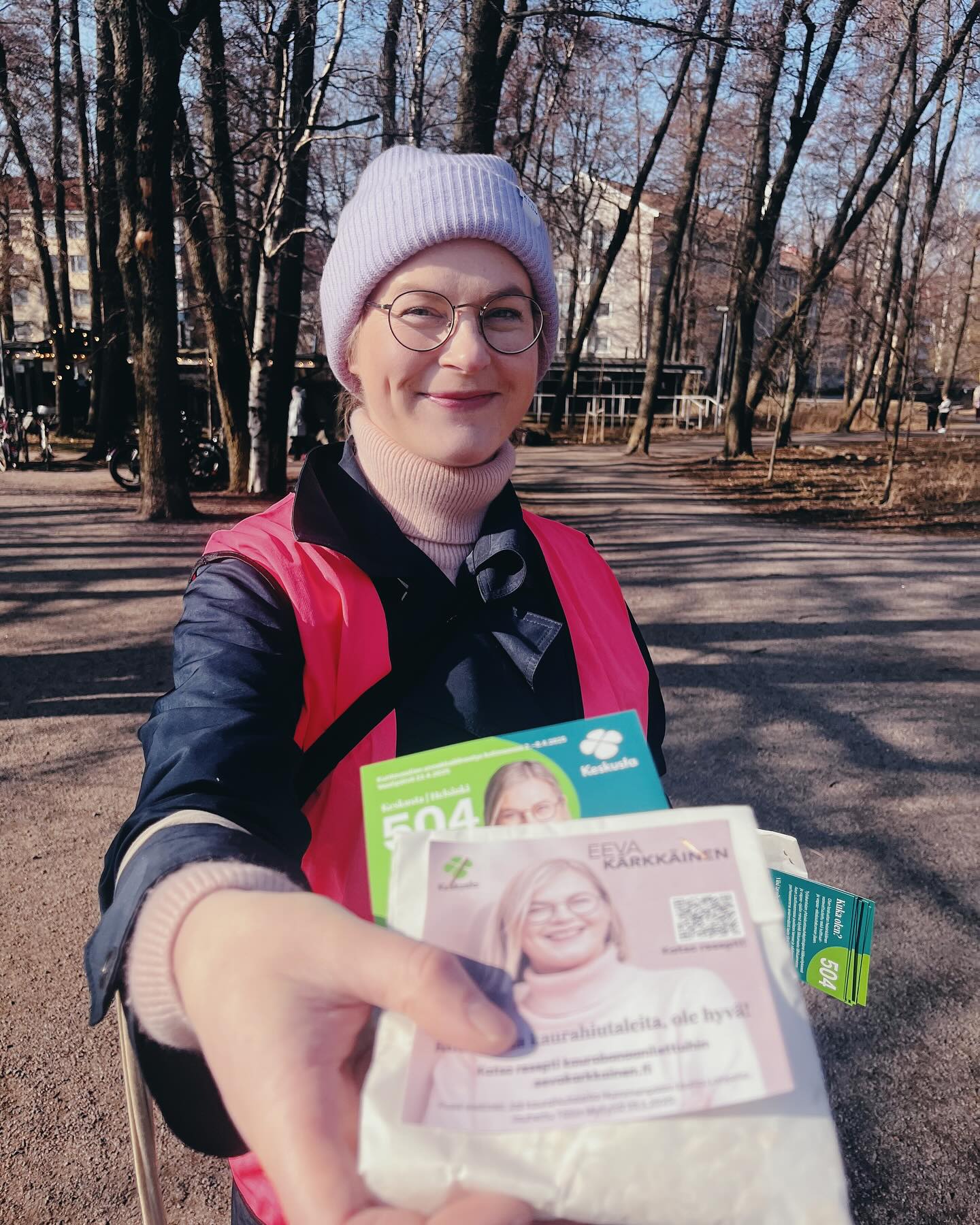 Mukavia kohtaamisia vaalikampanjoinnin merkeissä Malmilla ja Lauttasaaressa. Keskustelua herättivät niin lähiluonnon kuin lähipalveluiden tilanne. 🍀💬👂
Ensi viikolla olen tavattavissa ainakin seuraavasti:
To 3.4. klo 18 Hesarin retoriikkatentti Aalto-yliopistolla ja verkossa
Pe 4.4. klo 16 @kulttuurivihkot paneeli, Rosebudin Sivullinen-kirjakauppa (Kaisaniemenkatu 5, Kaisa-talo)
La 5.4. klo 13:30-14 Lauttasaaren kuntavaalitilaisuus Heikkilänaukiolla
Laitathan rohkeasti viestiä täällä somessa, jos mietit kantaani johonkin asiaan tai jos haluat tavata, mutta kalenterista ei löydy sopivaa aikaa!
#kuntavaalit #keskusta #helsinki