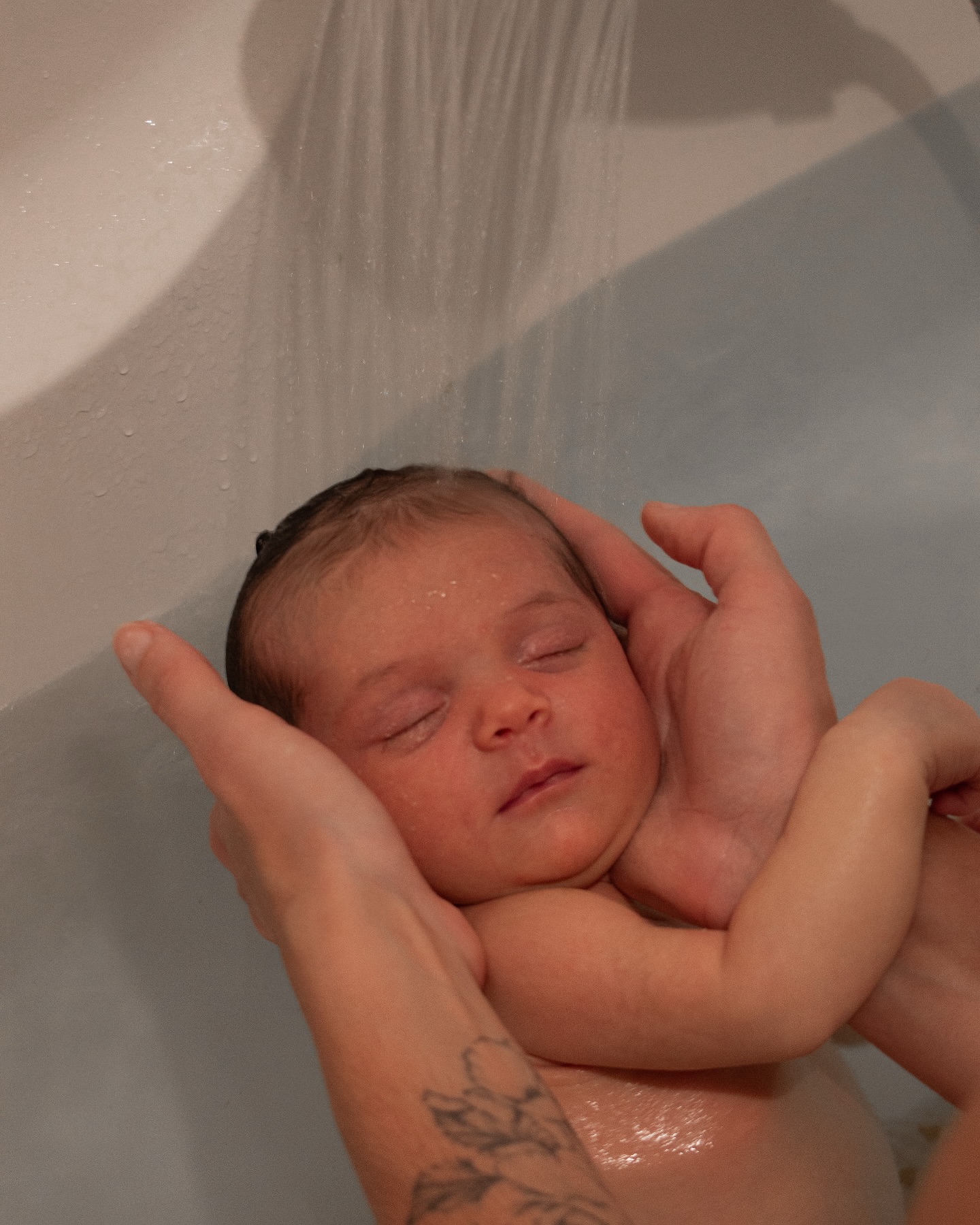 Apaisée et endormie dans l’eau 🪷
.
.
.
#shootingnaissance
#shootingnaissancetoulouse
#naissancetoulouse
#tbb
#shootingnouveauné