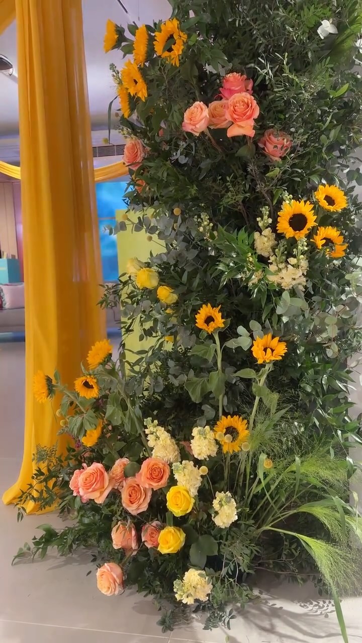 @debenhams SS25 Press Day is under way 🌻🍊🌿
We worked with the team to create a space that reflected the SS campaign 💛
From build your own bouquets, fresh fruit, smoothie stations to finding your new Spring scent strategically placed within the fruit + of course the best of newness from @debenhams fashion brands 🧋💐🍋
Fresh floral displays @charlesandfaye • fruit stall @johnoandcazo with @m.smithandsons • flower stall • draping • set dressing and more from djs to smoothies
#setdressing #corperateevents #londonevents #flowerinstall #fruitstall #flowerstall #debenhams #debenhamsss25
#pressevents #brandevent #setdresser #setdress #corporatefashion #fashionmoments #springsummer25 #springsummerevents #fashionmoments #draping #drapingfashion #flowers