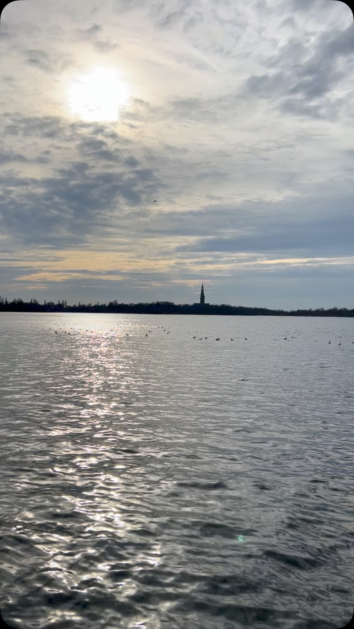 Wat is vergeving op een energetisch niveau en waarom is het belangrijk voor je?
Iedereen heeft weleens in zijn of haar leven iets meegemaakt met iemand
Een situatie of voorval waar je boos en ontdaan van bent geworden en wat een diepe indruk op je heeft achtergelaten. Misschien wel veel dieper dan je bewust doorhebt
Misschien heb je geen contact meer met diegene en heb je de herinnering weggestopt
Maar koester je nog wrok
En houdt het je nog bezig op een onbewust niveau
Op spiritueel niveau kost het je energie
Een trauma wat onverwerkt is draag je met je mee als een ballast
Je voelt je letterlijk verzwaart om vrijuit te mogen zijn
En nog erger, het heeft een fysieke uitwerking op je met mogelijke klachten die zich aandoen
Het is ontzettend belangrijk voor jouw welzijn en ontwikkeling om hier mee aan de slag te gaan.
En jezelf het weer te gunnen om volledig vrij te mogen zijn.
Vergeving hoeft niet per se een fysieke vergeving te zijn van diegene
Maar vooral voor jezelf op energetisch niveau aan de slag te gaan
Door verbinding te leggen, in de situatie te stappen en tot afsluiting te komen
Met duidelijke stappen heb jij de mogelijkheid om het trauma te verwerken, diegene te vergeven en vrede te sluiten
Stuur mij een DM als je interesse hebt
Warme groet
🌞
#Vergeving #Bewustwording #BesteVersieVanJezelf