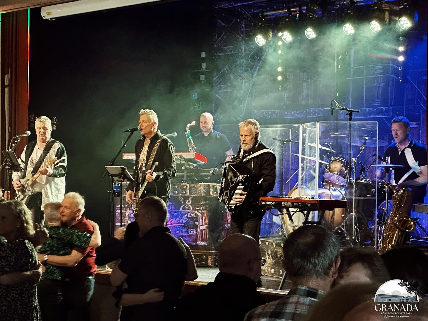 Tack för en otrolig söndag, Black Jack & all danspublik! Återigen, många nya ansikten vilket vi tycker är väldigt skoj! 😍
Nu är det endast två danser kvar av säsongen!
20/4, påskdagen - Streaplers (Obs! 18:00-22:00)
11 maj - Donnez
#granadalönsboda #folketspark #lönsboda