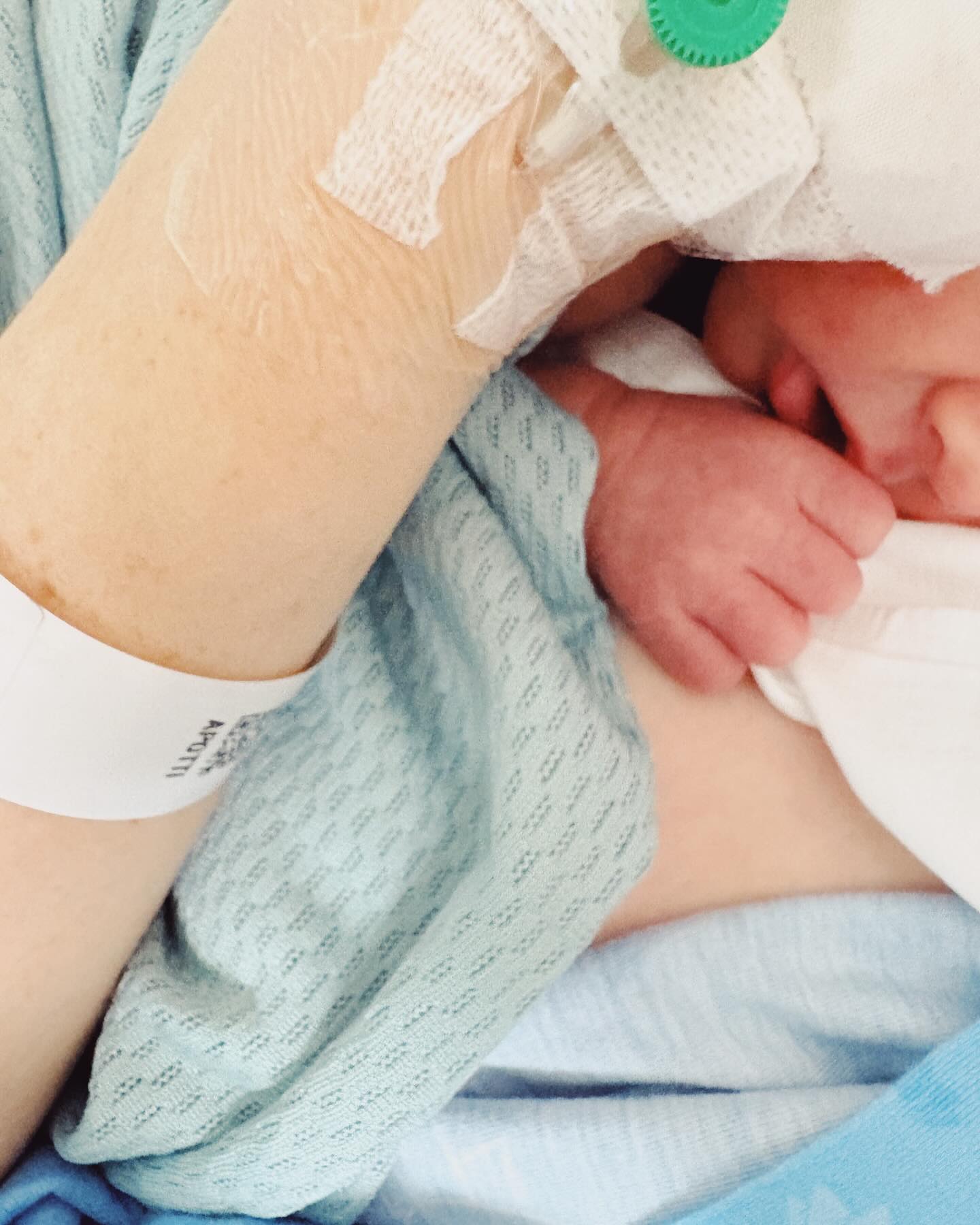 Pieni tyttäremme syntyi maailmaan täysin yllättäen jo nyt. 👶🏻👨🍼🍼
Koskaan ei voi tietää mitä tapahtuu ja normaalistikin sujuneeseen raskauteen voi kuulua yllättäviä käänteitä.
Luulin lähteväni päivystyksen varmistamaan, että kaikki on hyvin, mutta lopputuloksena tehtiinkin päätös lapsukaisen saattamisesta maailmaan pikavauhtia.
Valtava kiitos @hus_nklsynnytykset osaavalle henkilökunnalle. Olemme saaneet parasta mahdollista hoitoa ja huolenpitoa päivystystyksestä leikkaussaliin, valvomoon ja lapsivuodeosastolle.
Lämmin kiitos myös kaikille myötäelämisestä. Erityiskiitos perheen lisäksi kampanjani tukiryhmälle, joka on kulkenut rinnallamme paitsi kampanjassa myös viime päivien yllättävissä käänteissä.
Koko meidän perhe voi nyt hyvin ja tulevina päivinä huomiomme tulee olemaan rakkaassa pienessä ihmisessä ja toipumisessa.
🙏🏻🥰❤️