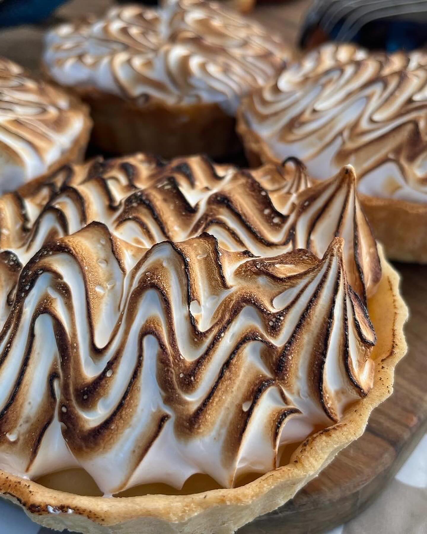 It’s Market Week! Starting with the Sweet Treats we have our infamous Italian Lemon Meringue Pies and as @chef_ed_allen likes to keep things seasonal, we will also have Yorkshire Rhubarb and Custard Trifles!
Pop on down to @sheriffhuttonvillagemarket THIS Sunday from 1030 till 130 to get your hands on one of these bad boys. Limited availability and only £5 each so make sure you get there in good time to avoid missing out!
#dessert #sweettreat #market #seasonal #food #supportsmallbusiness #chef #ryedale #yorkshire #york