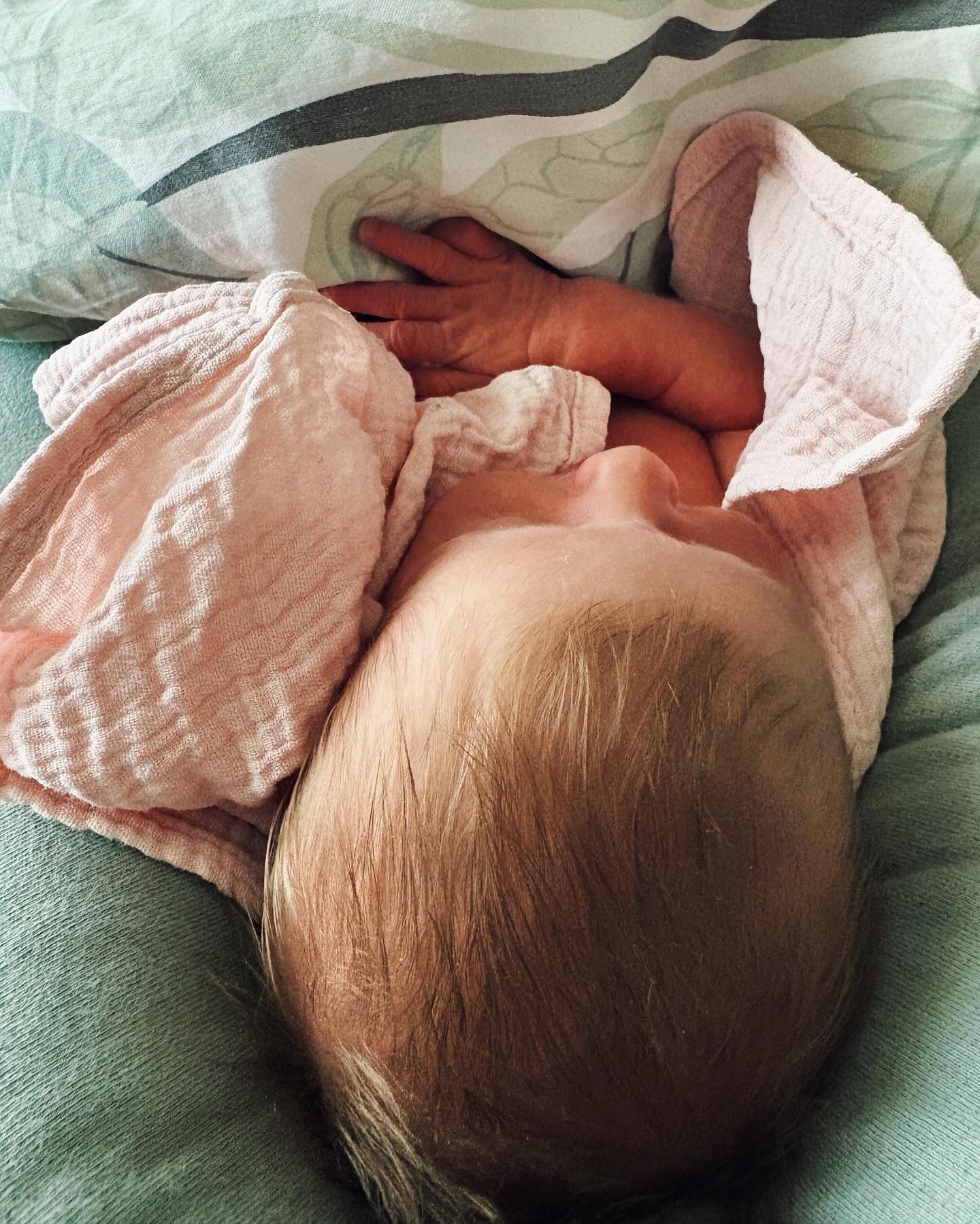 Olemme toipuneet vauvan kanssa hyvin ja päässeet kotiin! 💕
Turvakaukalon ja (ennen niin pieneltä näyttäneeseen!) ”valtavaan” haalariin uponneen tyttären kanssa kotiin ajallessa olo oli onnellisen epätodellinen. Kadut olivat samat kuin lähtiessä, mutta entisestä arjesta niitä kulkien tuntui olevan ikuisuus. Aurinko paistoi ja kevät oli poissa ollessamme puskenut idän sinilililjoja nurmikoille. ☀️🪻
Kuluneet päivät ovat sisältäneet valtavasti pienen ihmisen tuijottelua ja silittelyä - näköjään siitä ei todellakaan voi saada tarpeekseen! Oma ensimmäinen kävely lähirantaan tuntui ihanalta ja odotan, että päästään kohta kuuntelemaan lintuja ja merta vauvan kanssa. Puoliso on päässyt kiinni asioihin, joihin mulla piti olla runsaasti aikaa ”kun vaalit on ohi ja jään vanhempainvapaalle” kuten järjestämään kaappeihin tilaa. Unta voisi olla enemmän, mutta se kai kuuluu asiaan! 😄😴
Lämmin kiitos kaikista ihanista viesteistä ja muistamisesta - olemme saaneet niiden mukana aivan valtavasti myötäiloa ja rakkautta! Kiitos myös tukiryhmän huikeille naisille, jotka olette olleet jakamassa esitteitä tilaisuuksissa, joihin en päässytkään paikalle! 💕🩷🙏🏻
#onni #kotiinpaluu #vauva2025