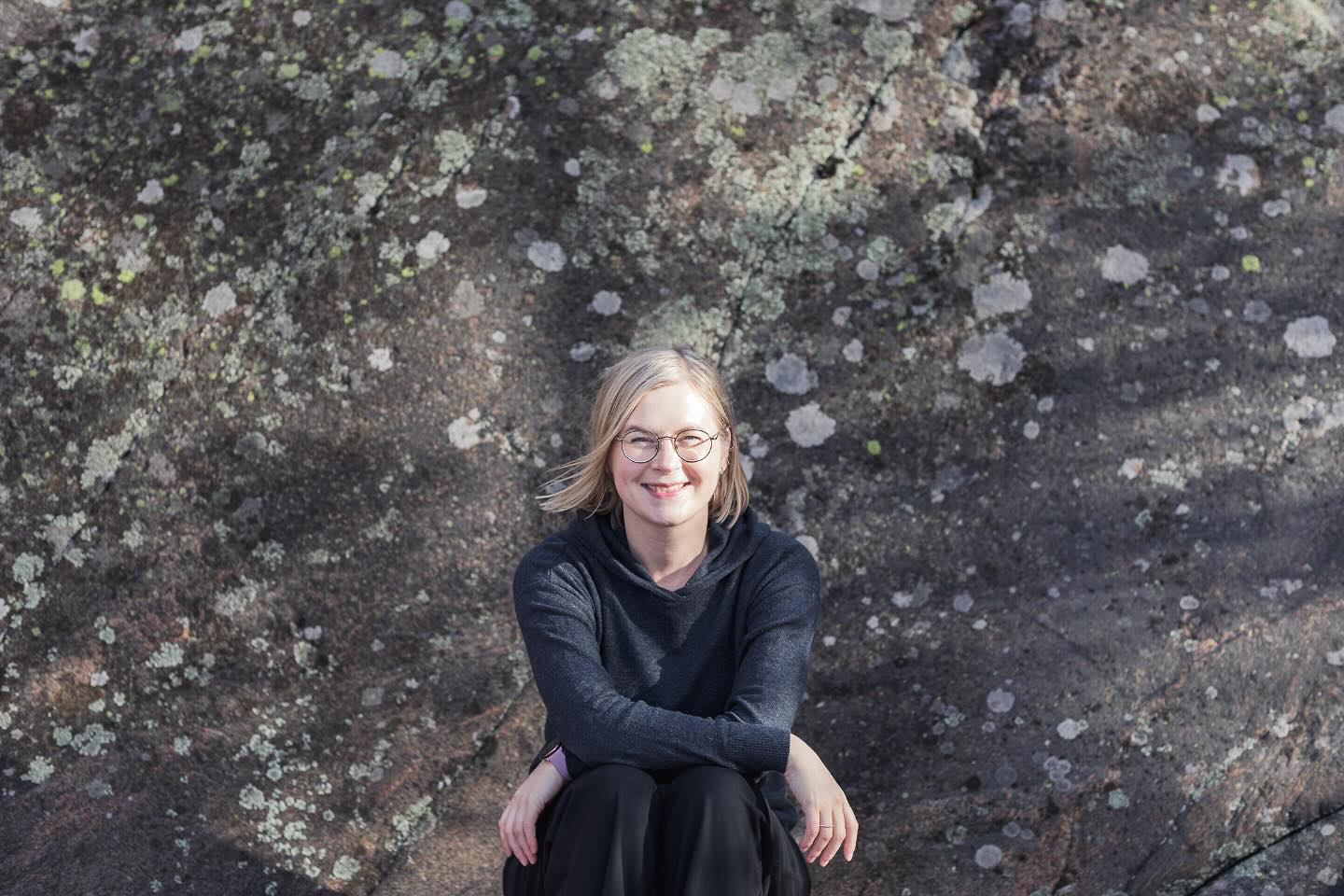 KIITOS! 🙏🏻💚 Vaalitulos alkaa olla selvillä ja näyttää siltä, että jatkan tulevalla vaalikaudella työtäni Helsingin kaupunginvaltuustossa varavaltuutettuna! Lämmin kiitos kaikille teille minua äänestäneille luottamuksesta.
Valtuustopaikka jäi kirpeän lähelle ja vaalien loppukiri kieltämättä tällä kertaa tekemättä. Elämällä oli kuitenkin tänä keväänä tärkeämpiä suunnitelmia meidän perheen osalle.
Lämmin kiitos koko @helsinginkeskusta joukkueelle upeasta vaalityöstä, ketään meistä ei valita luottamustehtäviin omilla äänillämme, vaan koko ehdokaslista ratkaisee. Keskustan ehdokaslistalla oli koko joukko ehdokkaita, joista jokainen ansaitsee onnittelut hienosta tuloksesta!
Toivotan lämpimästi onnea pormestariehdokkaallemme @peltokorpiterhi upeasta vaalituloksesta sekä valtuustoon nousevalle @tiina_halttunen hienosta kampanjasta koulutuksen ja sivistyksen teemoilla. On hienoa päästä tekemään töitä Helsingin kehittämiseksi teidän kanssanne! 🍀💪🏻
Nyt on kuitenkin aika vetää henkeä ja keskittyä uuteen elämänvaiheeseen pikkuihmisen kanssa. Palaan kuntapolitiikan teemoilla kun kaupunkipolitiikan uudet luottamustehtävät taas selviävät! #kuntavaalit #keskusta #helsinki