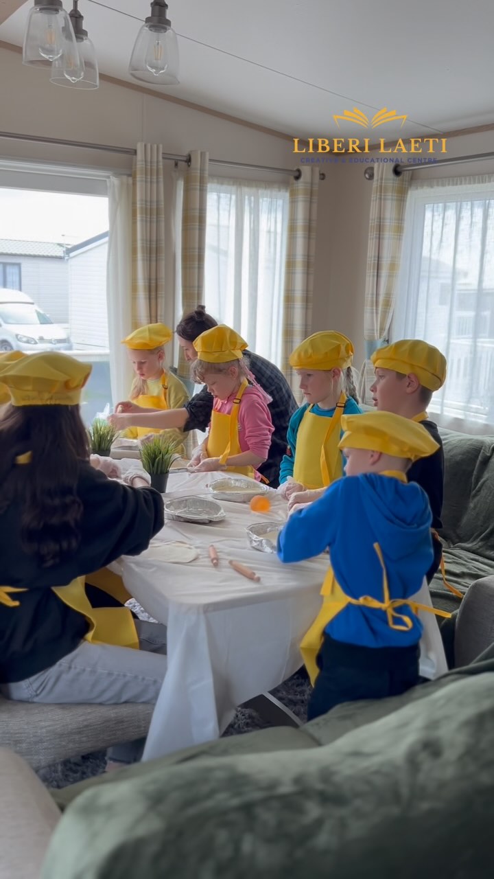 Spring Camp Liberi Laeti presents: Pizza Cooking Master Class!
It was an especially tasty day at our camp!
We held a fantastic cooking workshop where the kids became real little chefs and made their very own pizzas.
Each child rolled out the dough, picked their favorite toppings, and created their perfect pizza. Cheesy, meaty, with tomato or creamy sauces — their imagination knew no bounds!
The kitchen was filled with magical aromas, and the results exceeded all expectations!