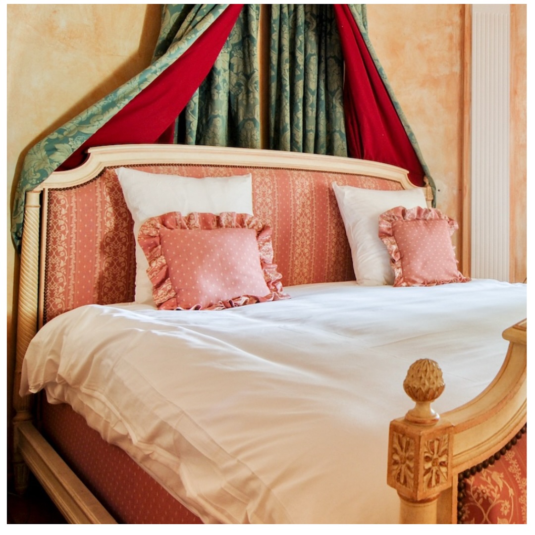 💫 Un séjour exceptionnel pour les mariés... 💫
Vivez un moment d’exception dans nos chambres élégantes, idéales pour prolonger la magie de votre mariage dans un cadre intime et raffiné. 🕊️
📩 Réservez dès maintenant :
https://www.receptioncotejardin.fr/contact
📞 Par téléphone ou DM : 04.42.18.00.00
#ChateauDeNans #SéjourDesMariés #MariageDeRêve #ReceptionCoteJardin #MariageProvence #CélébrationEnProvence #SéjourRomantique #AmbianceProvence #MariageChic #InspirationWeddings #ProvenceMariage #CélébrationDeLAmour #JourInoubliable #TendancesMariage