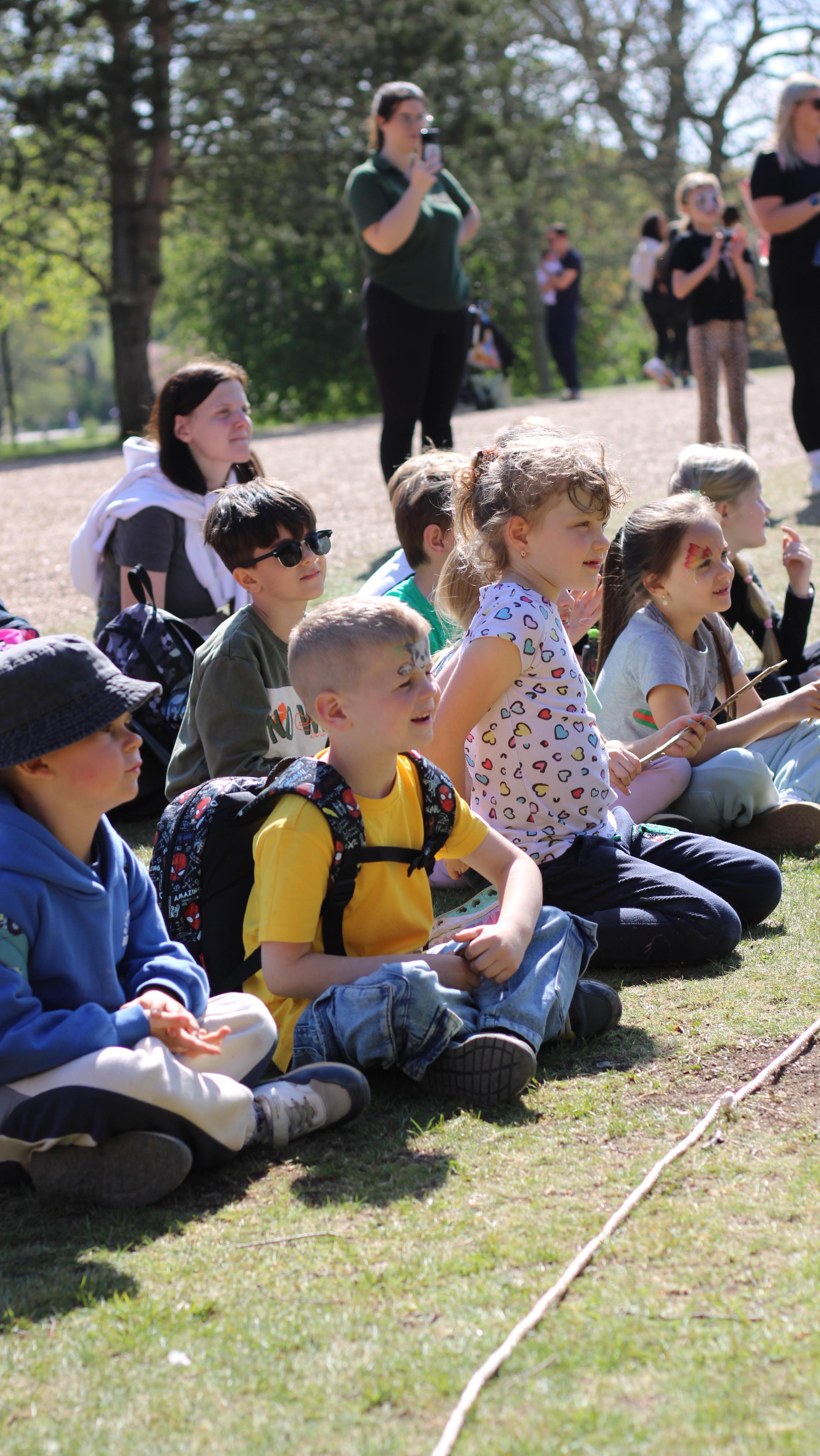 Dear friends,
Today was truly magical — we went to the zoo!
From the very morning, the kids were full of excitement:
-First things first — face painting! Some became tigers, others turned into butterflies
-Then we played a fun game guessing animal tracks — real little detectives!
-We met giraffes, zebras, lemurs, and even a rhinoceros
-Held our breath watching the reptiles being fed
-Observed lizards, turtles, and all kinds of fascinating bugs
-Explored three different playgrounds — so much energy and fun!
-Enjoyed delicious ice cream under the spring sun
-Saw a snow leopard, tigers, penguins, and cheeky monkeys
-Listened to captivating stories about animals and their lives
-And to top it all off — an amazing fire show with spinning plates and lively dances!
A day full of impressions, joy, and connection!And in the evening — tired but happy, we returned home to rest.
Every day with children is like an exciting adventure.They inspire us to believe in magic!