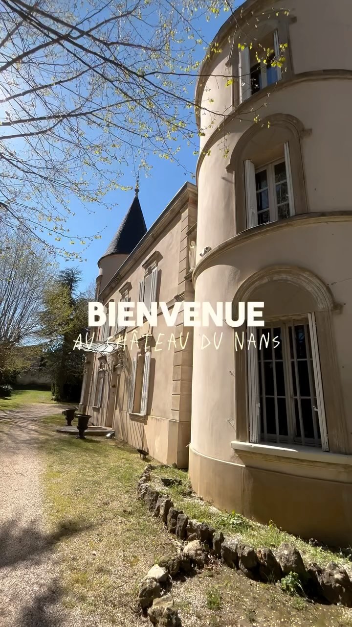 ✨ Le charme du Château de Nans ✨
Aux portes du Var, le Château de Nans vous accueille dans un écrin de verdure, au cœur de la Provence. Un lieu chargé d’authenticité et de douceur, pensé pour sublimer vos plus beaux événements.
Entre élégance, calme et lumière, chaque détail a été imaginé pour créer une ambiance unique et inoubliable.
🌼Laissez-vous porter par l’atmosphère magique de ce lieu hors du temps…
#ChateauDeNans #MariageProvence #LieuDeRéception #ÉvénementPrivé #ChâteauAuthentique #InspirationMariage #ProvenceÉternelle