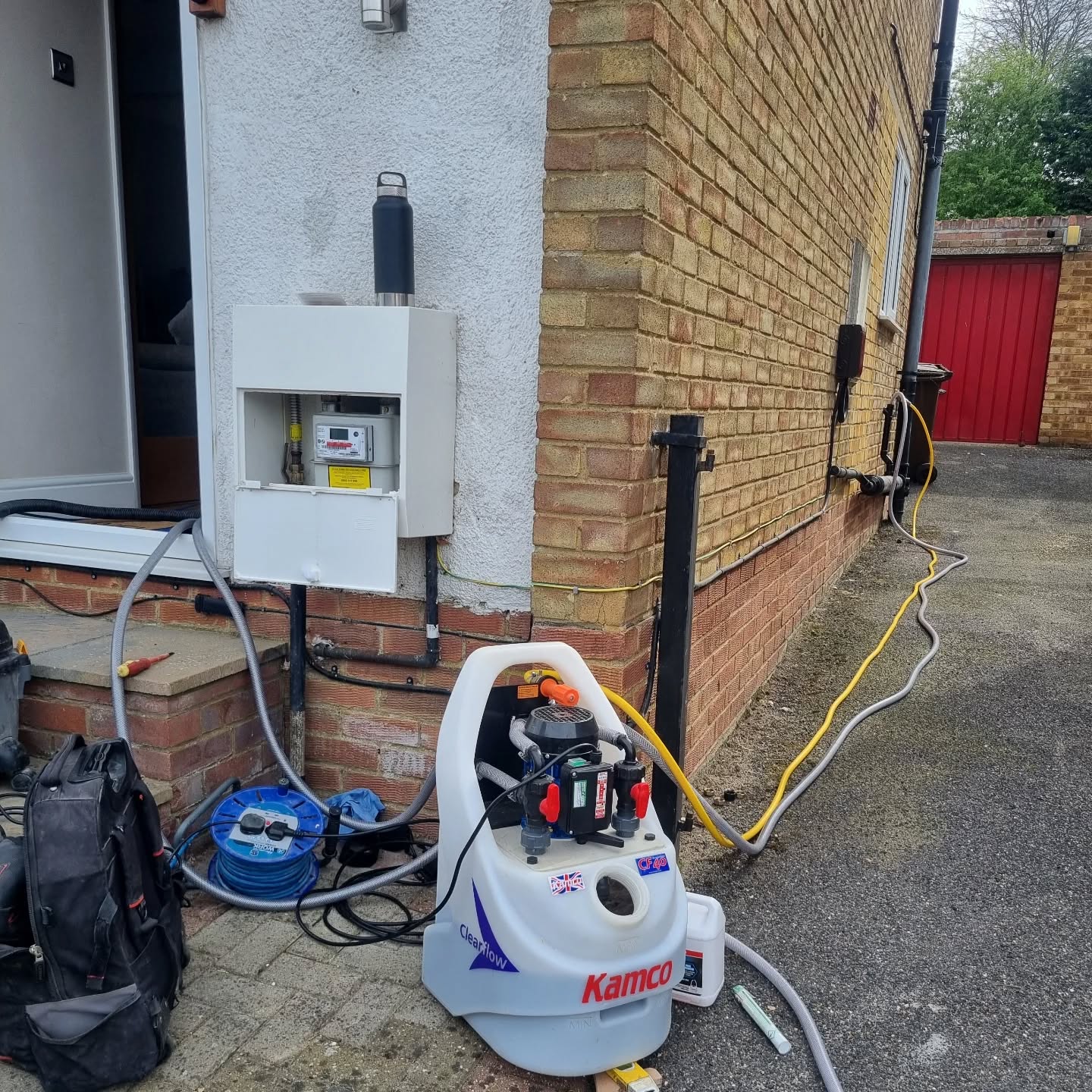 Fellow heating engineers!
How often does this happen??
Full heating powerflush.
All hoses and connections reach first attempt.
Sunshine on the horizon.