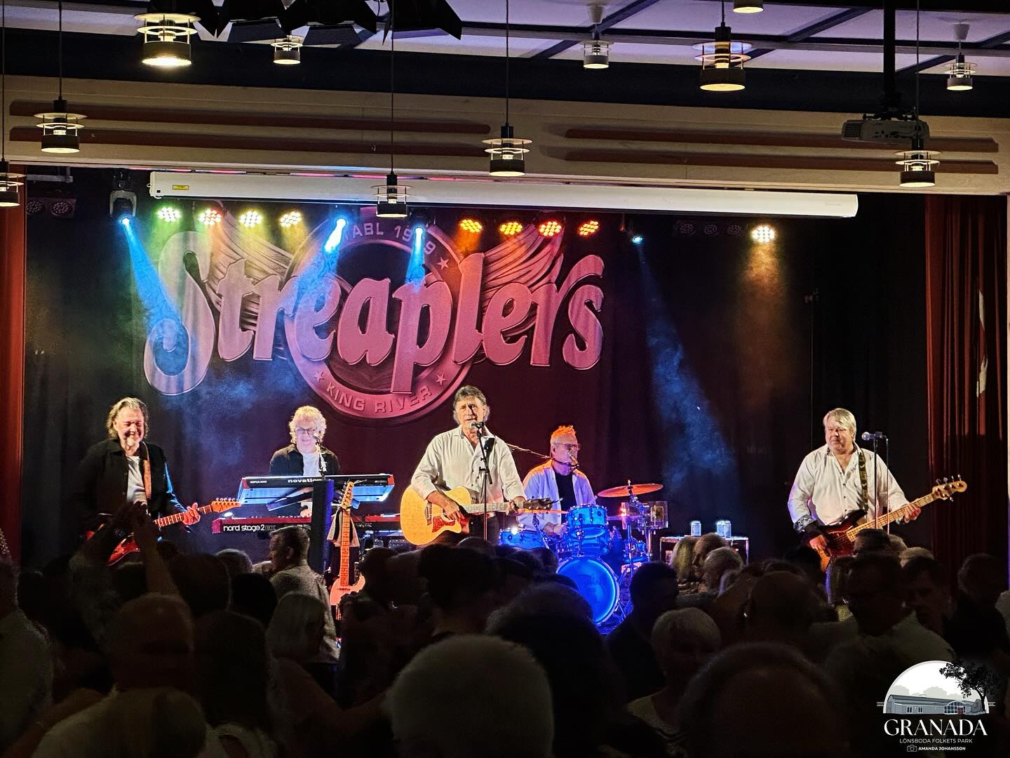 Igår gungade inte bara dansgolvet! Det gjorde även köket när personalen inte kunde stå still till otroligt svängiga Streaplers! 🖤
En helt fantastisk kväll med bl.a. bästa publikrekordet på länge för söndagsdanserna.
TACK, Streaplers & alla dansare 🫶🏼
(De kommer givetvis tillbaks i höst, 2/11!)
#granadalönsboda #folketspark #lönsboda #streaplers