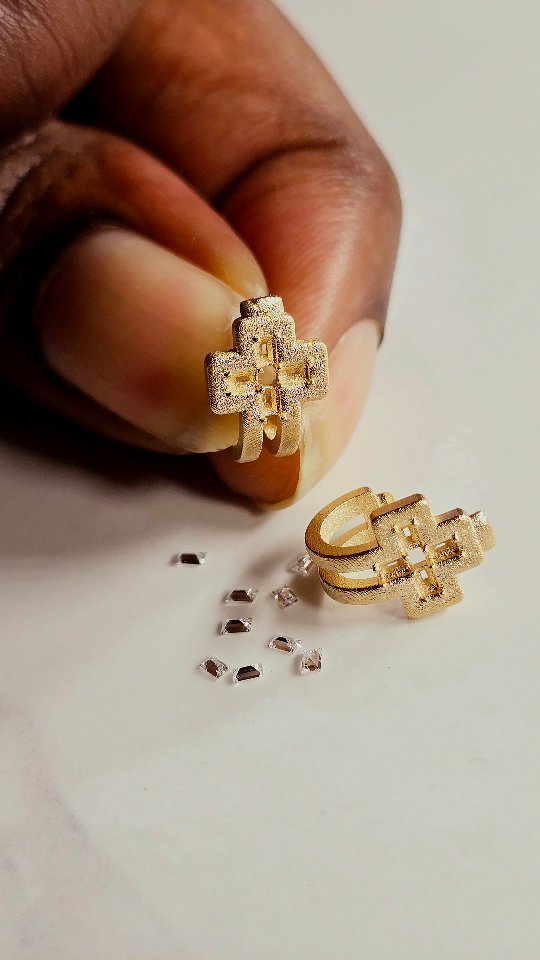 A little light for Easter Monday and every day thereafter.
A symbol of devotion reimagined as bespoke huggie hoop earrings for sweet baby L. Crafted in 14k gold and diamond baguettes.
Happy Easter, all!
#josannemark #EasterMonday #huggiehoops #bespokejewelry #DiamondJewelry #LuxuryJewelry #SymbolicJewelry #FineJewelry #ModernHeirlooms