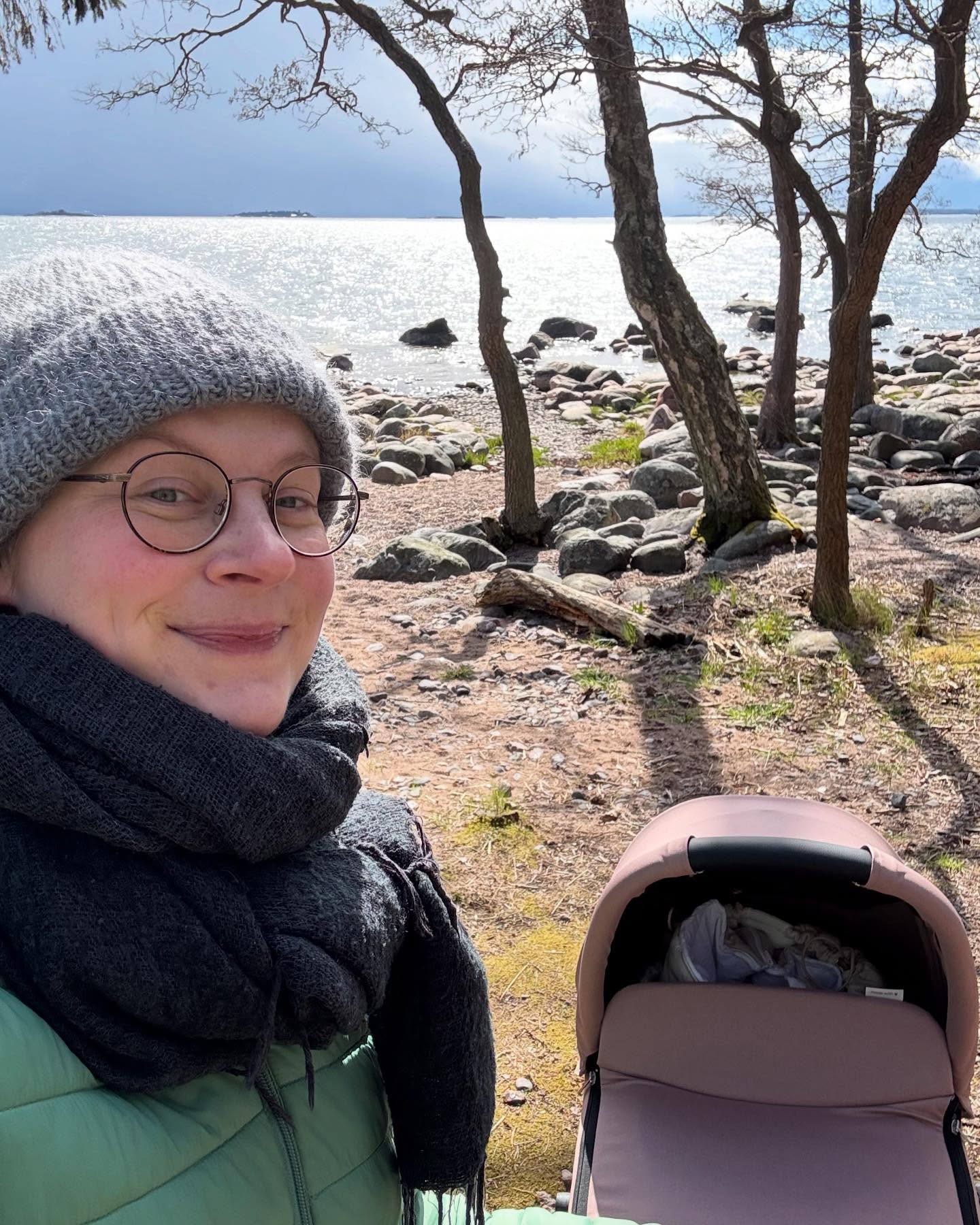 Ensimmäisiä kertoja ja elämän isoja pieniä iloja. 🥰🙏🏻
Reilut kolme viikkoa sitten heräilin aamuun Naistenklinikan päivystyksessä. Olin saanut yöllä kuulla että esikoiseni syntyisi maailmaan jo lähitunteina sektiolla johtuen täysin yllättävästä raskauskomplikaatiosta.
Viime päiviin ja viikkoihin on mahtunut elämäni ainutlaatuisimpia hetkiä ja intensiivistä läsnäoloa niissä. Miten mullistavalta tuntuikaan ensimmäinen kerta kun sain silittää tyttäremme poskea matkalla leikkaussalista heräämöön. Ensimäinen kerta, kun sain lapsen syliini. Ensimmäinen yö yhdessä perheenä sairaalan perhehuoneessa. Esimmäinen ajomatka sairaalasta kotiin ja se tunne kun laskimme turvakaukalon olohuoneemme lattialle sairaalassa vietettyjen päivien jälkeen. Ympärillämme kaikki oli kuten ennen, mutta meidän maailmamme oli mullistunut.
Lapsen syntymän rinnalla on kulkenut oman toipumisen matka. Taivaalliselta tuntunut ensimmäinen suihkaus vettä huulille heräämössä ja ensimmäiset vesikulaukset sektion jälkeen. Se, kun sain kammettua itseni ensimmäistä kertaa sairaalasängyn laidalle ja otettua ensimmäiset huterat askeleet ensin tuettuna ja sitten ilman muiden apua. Ja miten erityisen ihana olikaan ensimmäinen kävely yksin kotirantaan ihailemaan auringonlaskua.
Elämän merkkipaalut kuten oman lapsen syntymä lienevät niitä kohtia, jolloin aika pysähtyy ja pienten hetkien arvon todella tunnistaa.
Samalla tavalla elämä ylipäänsä koostuu ohikiitävistä hetkistä. Arjessa jokaisen hetken merkityksellisyyttä ei tietenkään pysähdy samalla tavalla miettimään, mutta jonkinlainen tietoisuus siitä ja ajoittainen pysähtyminen voivat olla avaimia syvempään läsnäoloon, merkityksellisyyteen ja onneen elämässä.
Tätä läsnäolon tuntua ja pienien hetkien merkityksellisyyden ymmärtämistä kun saisi vaalittua arjessa myös jatkossa - edes palasen. Miten sinä vaalit läsnäoloa arjessa kaiken kiireen ja väsymyksen keskellä? Vinkkejä otetaan vastaan! ☺️
#mindfulness #huhtikuiset2025 #vauva2025