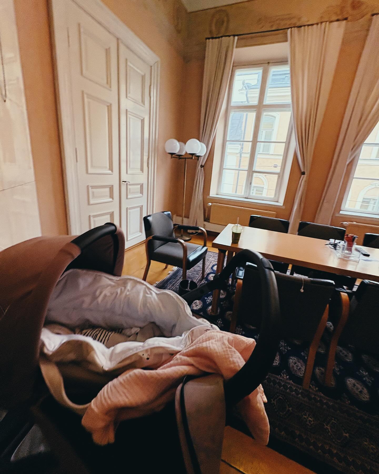 Tänään kävimme vauvelin kanssa kaupungintalolla keskustan valtuustoryhmän kokouksessa. Illalla on vanhan valtuuston toiseksi viimeinen kokous.
Perehdyimme seuraavassa valtuuston kokouksessa käsittelyyn tulevaan Valtioneuvoston linnan uudisrakennuksen kaavaan. Kulttuurihistoriallisesti merkittävässä kaavassa ristikkäin ovat Valtioneuvoston nykyaikaisen työskentelyn vaatimat tilatarpeet ja suojeltu miljöö. Onneksi lisärakennus on kuluneina kuukausina mennyt huomattavasti eteenpäin alkuperäisestä suunnitelmasta.
Tällä viikolla valtuuston käsittelyssä myös @helsinginkeskusta ryhmän aloite Helsingin kaupunginosien eriytymisen vähentämisestä. Valtuustossa päättämässä valtuutettumme @peltokorpiterhi ja @laurakkolbe!
#keskusta #helsinki #politiikka #helvaltuusto